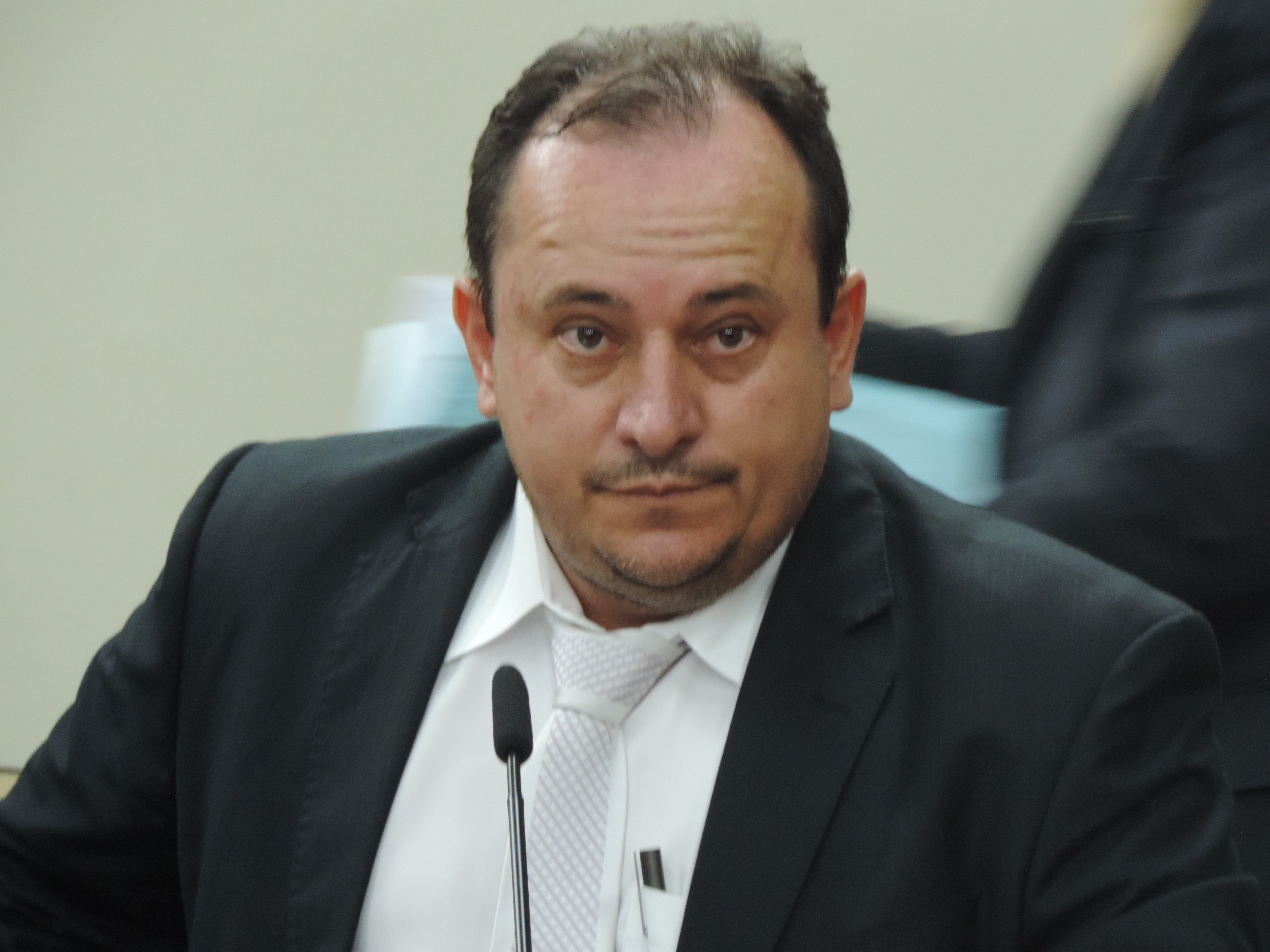 Vereador sugere multa para quem não recolher fezes caninas