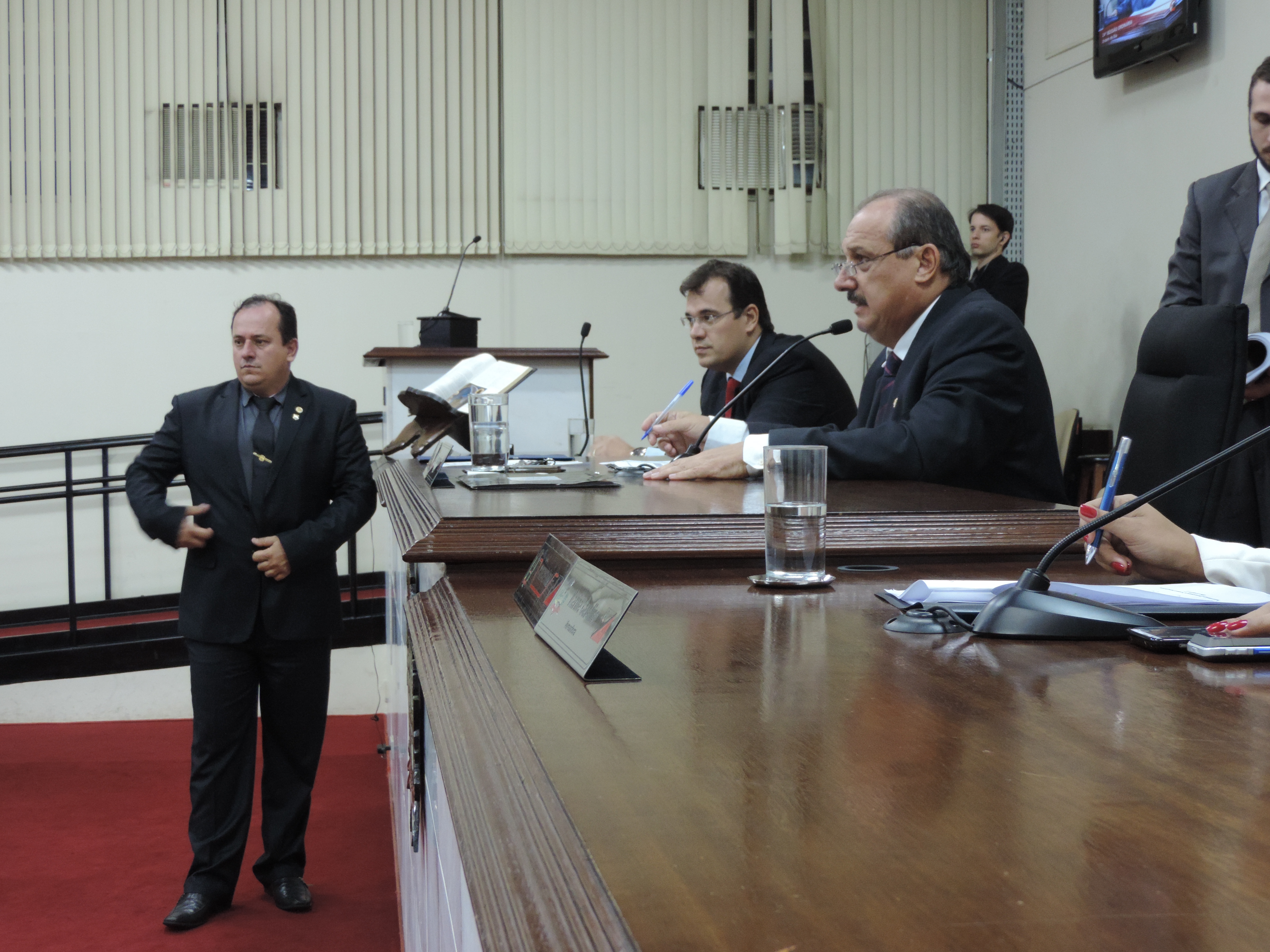 Vereadores analisaram três projetos em regime de urgência