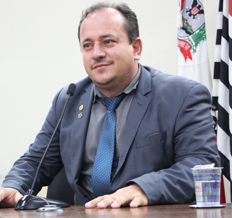 Larranhaga quer proibir que secretários possam acumular cargos