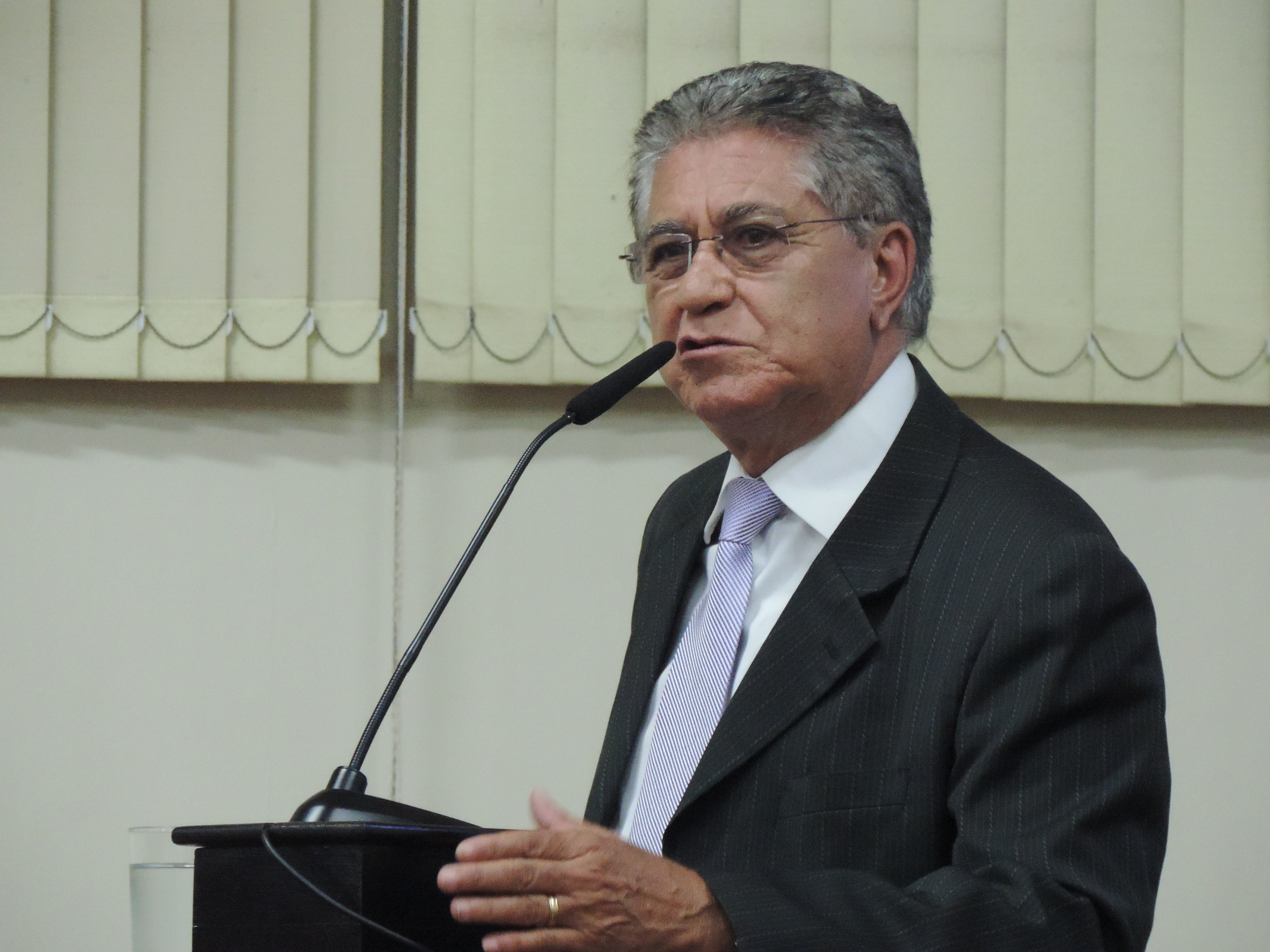 Dourival quer flexibilizar lei que prevê tempo de espera para atendimento pessoal na Caixa