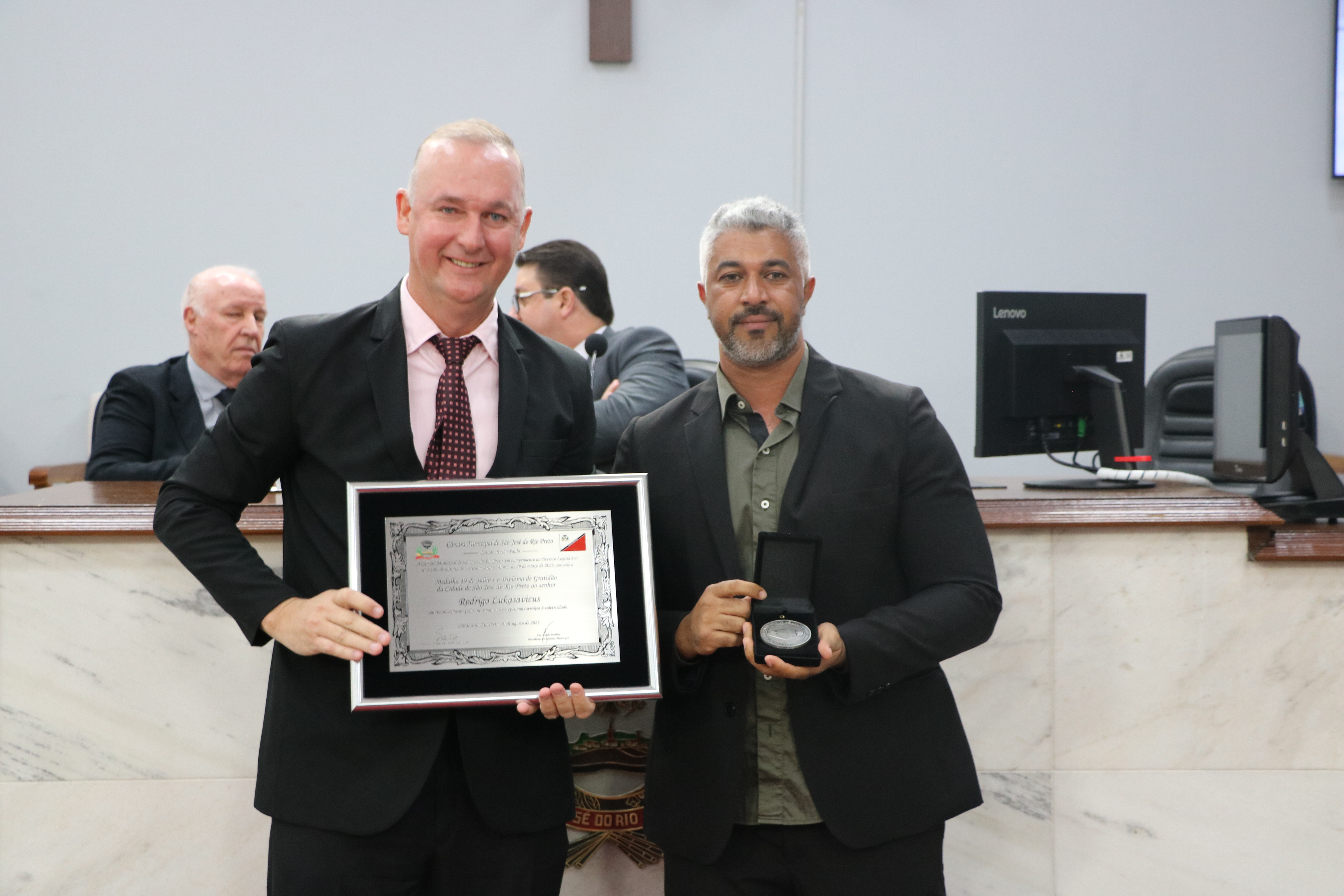Rodrigo Lukasavicus recebeu placa do vereador Bruno Moura