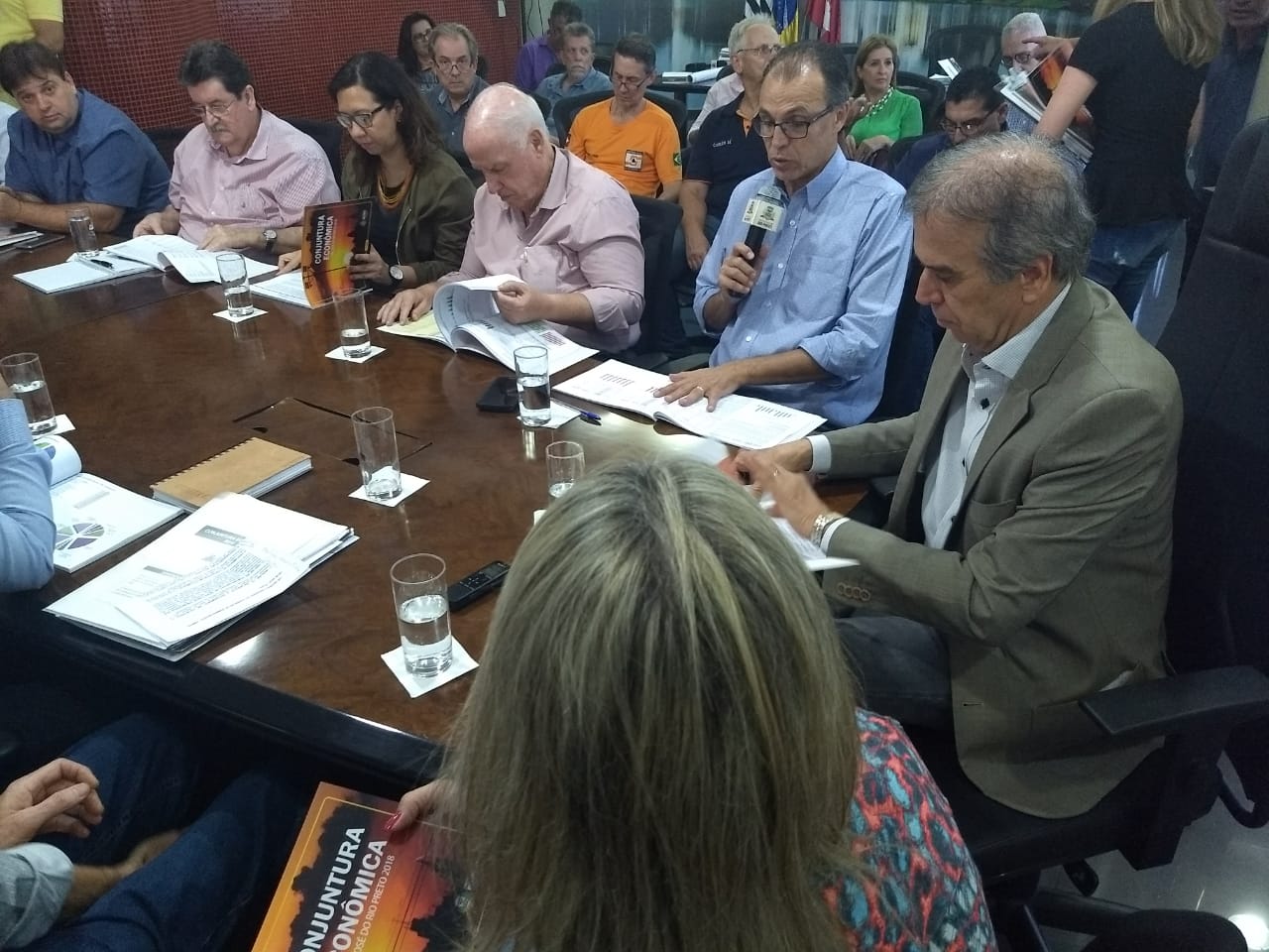 Vereadores e secretários durante lançamento da Conjuntura 2018