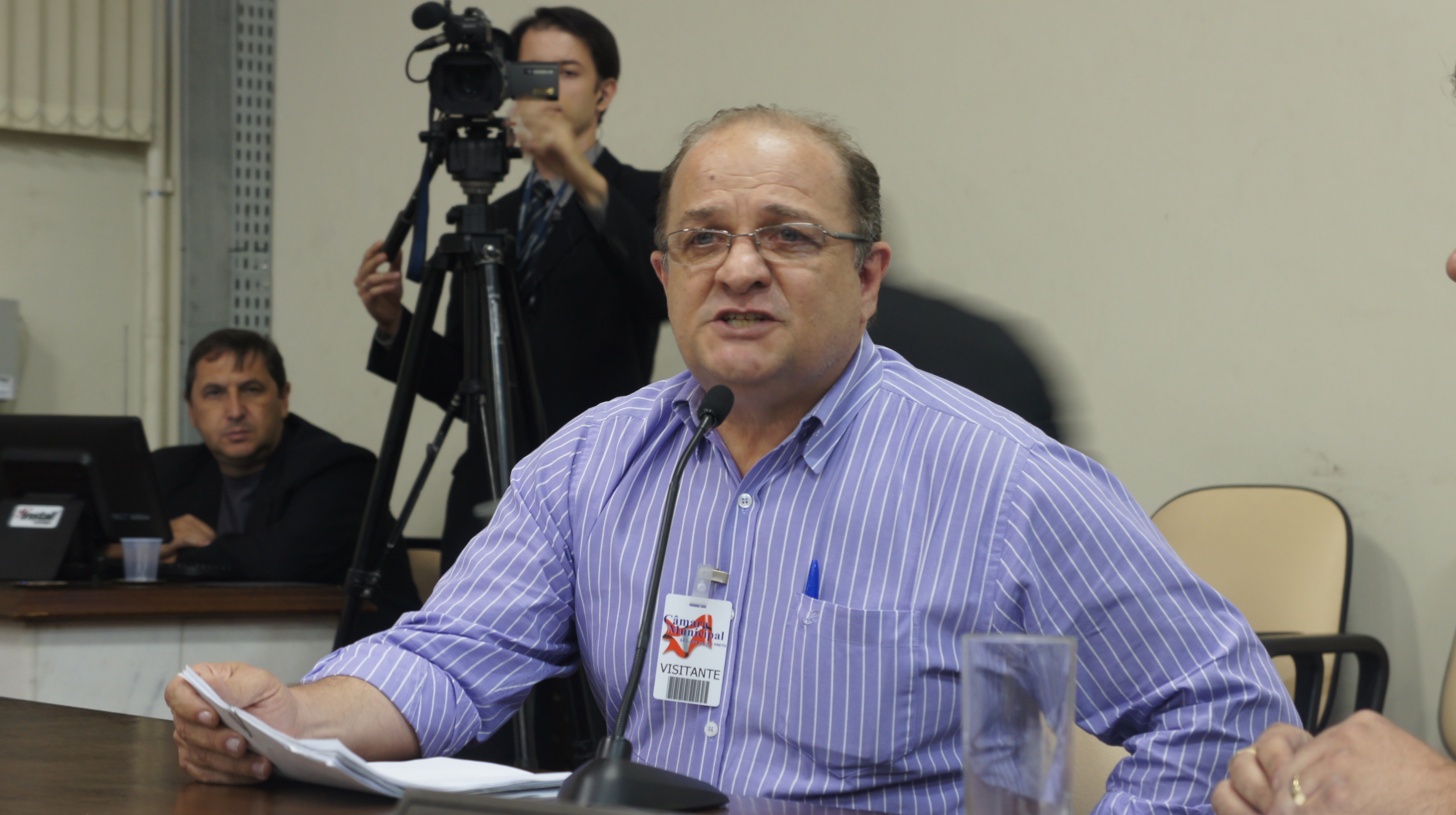 Servidor esclarece dúvidas sobre cemitérios municipais
