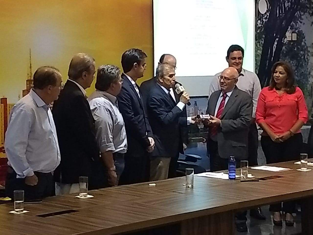 Edinho entrega chaves do prédio onde funcionará instituto ao reitor Eduardo Modena