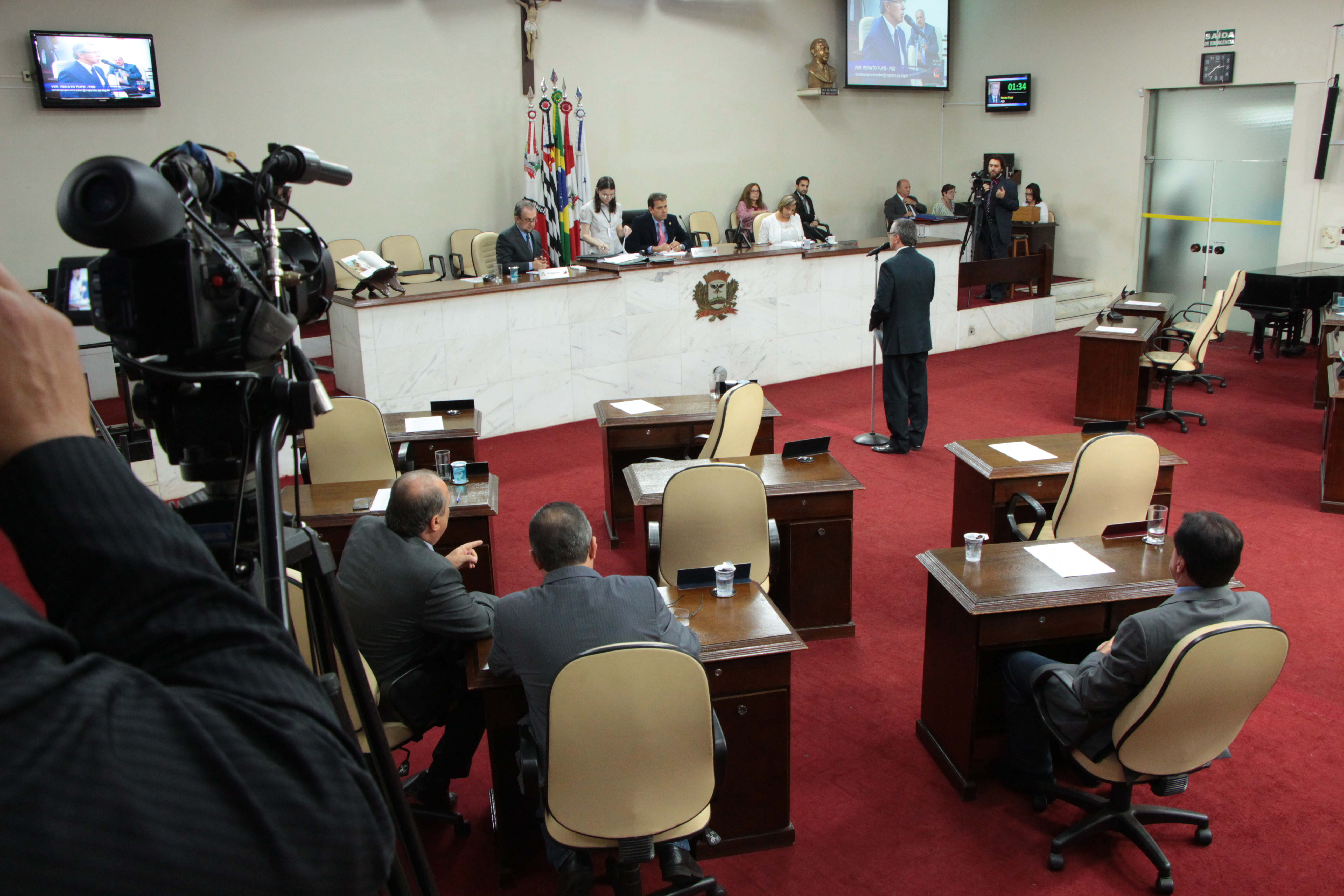 Vereadores aprovam sete projetos e rejeitam um veto na 33ª sessão