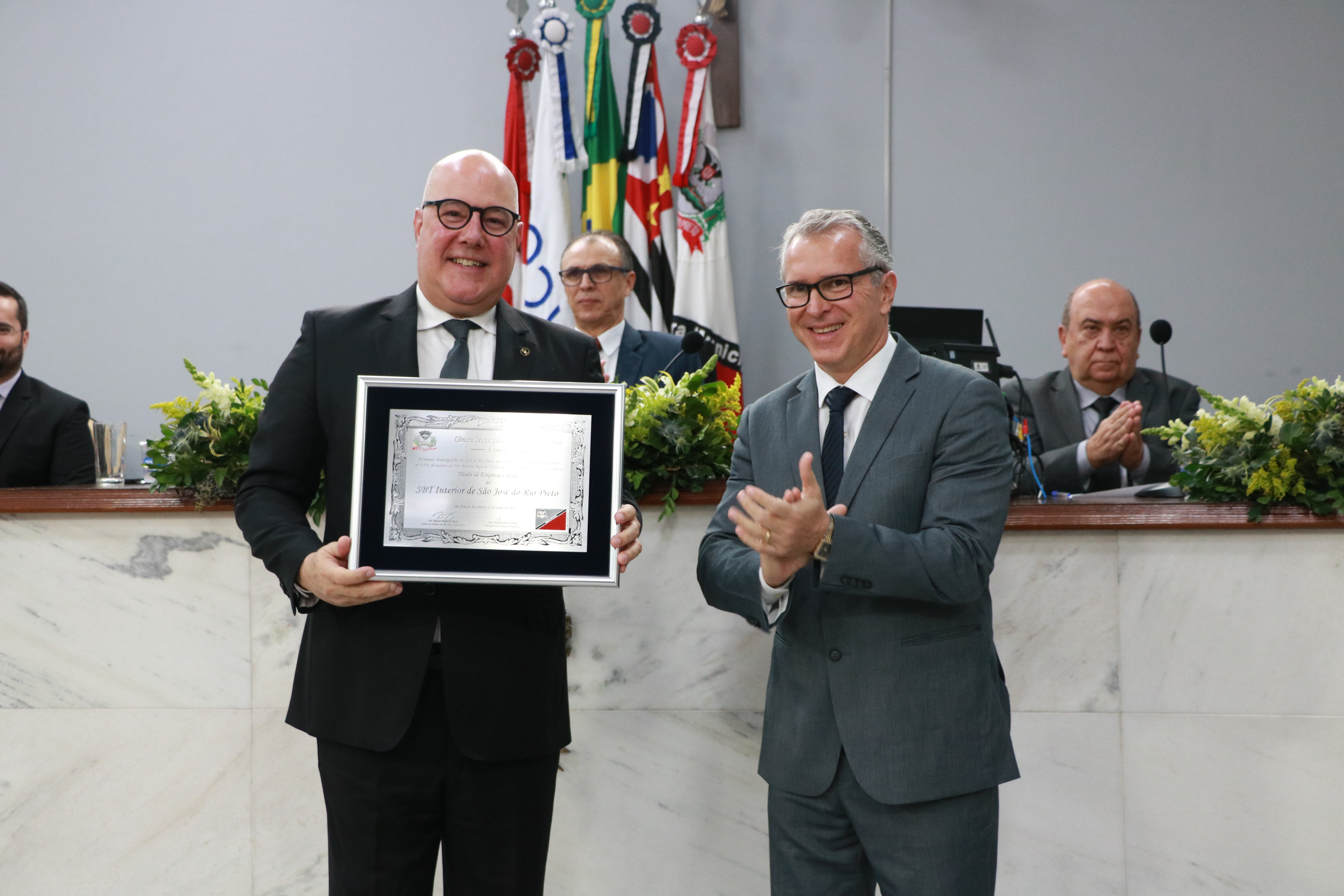 Luiz Barreto e Renato Pupo durante entrega da honraria