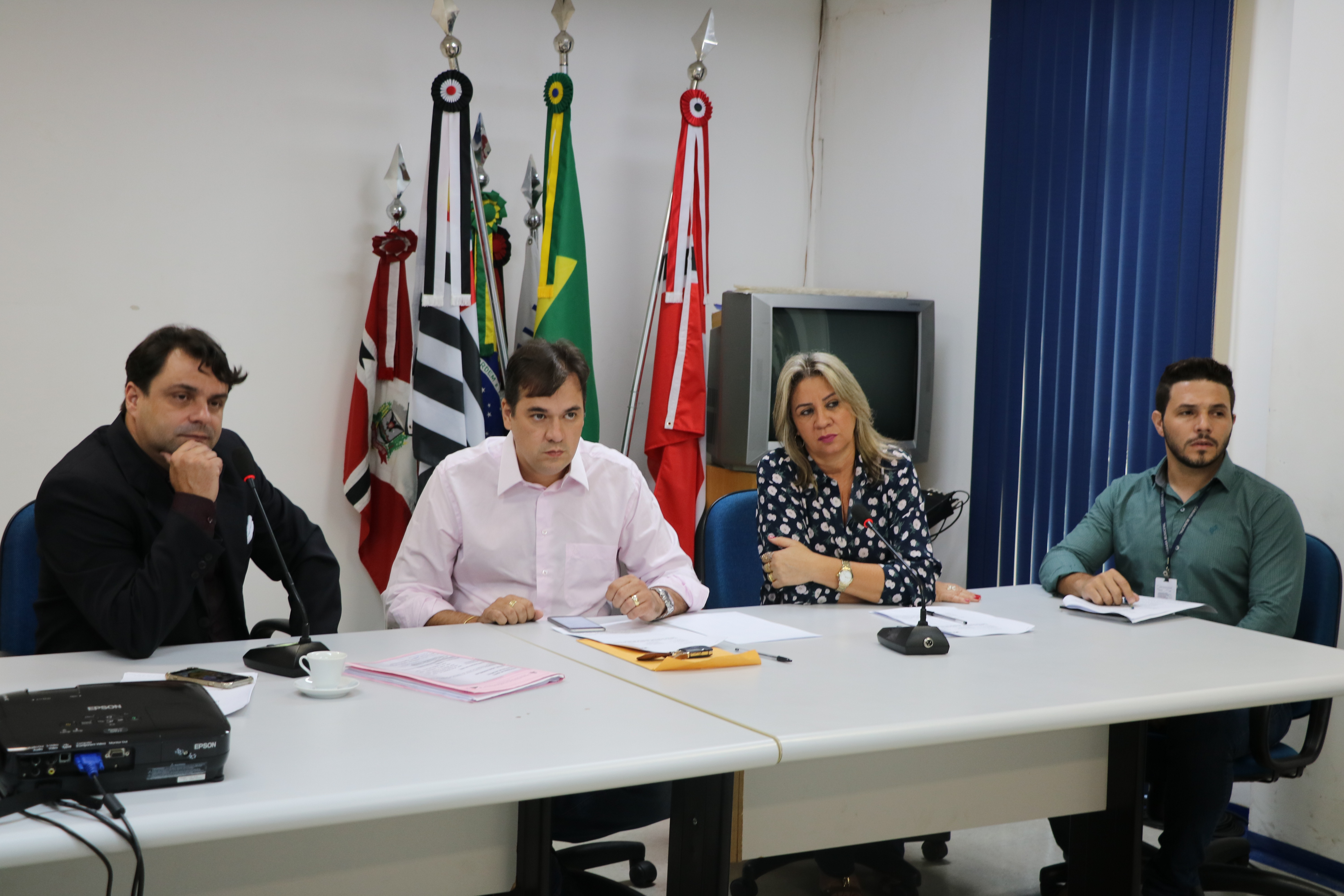 CEV dos Combustíveis em reunião marcada pela ausência das três empresas convidadas a prestar esclarecimentos