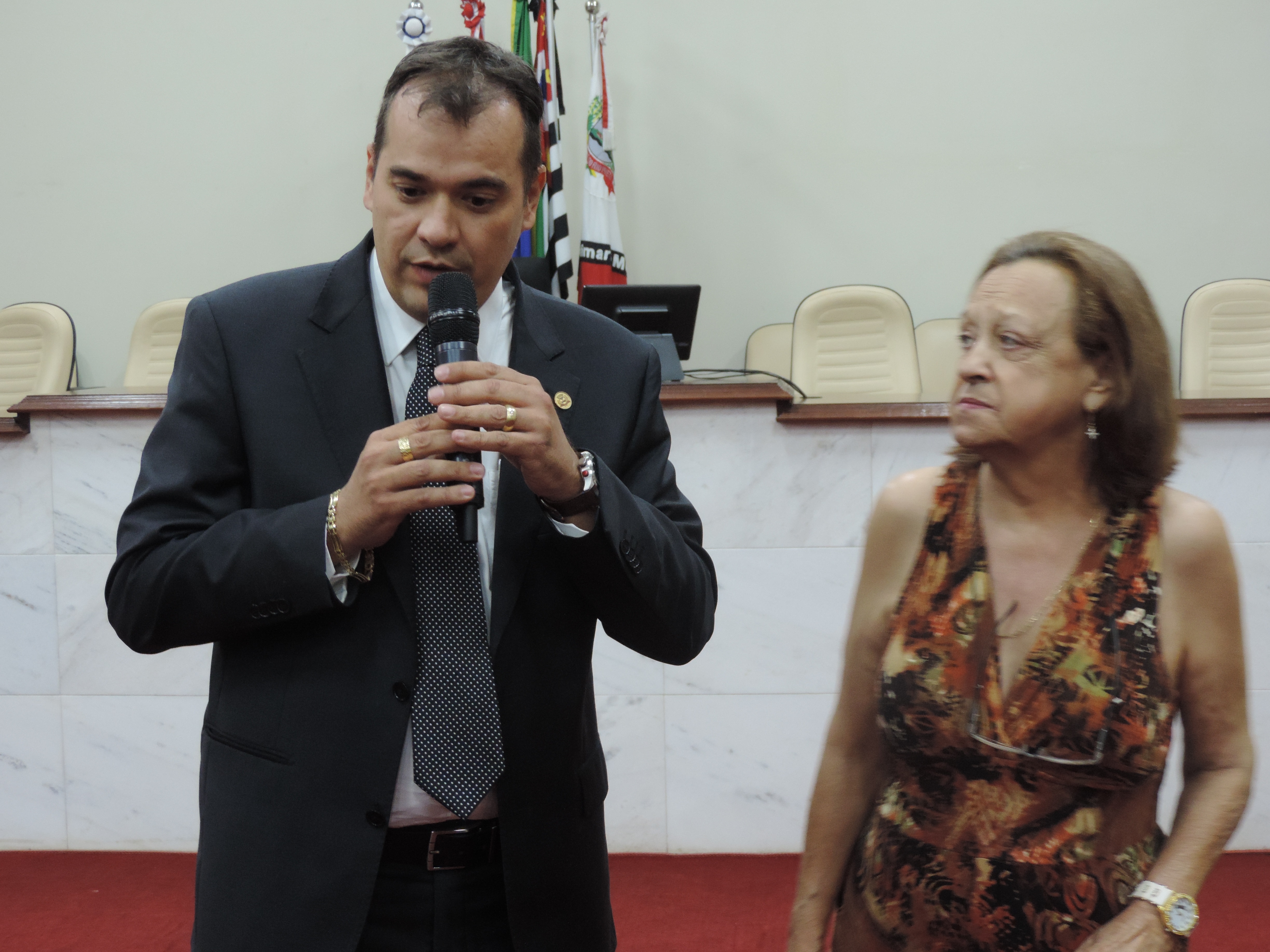 Marcondes discursa em homenagem a Olívia