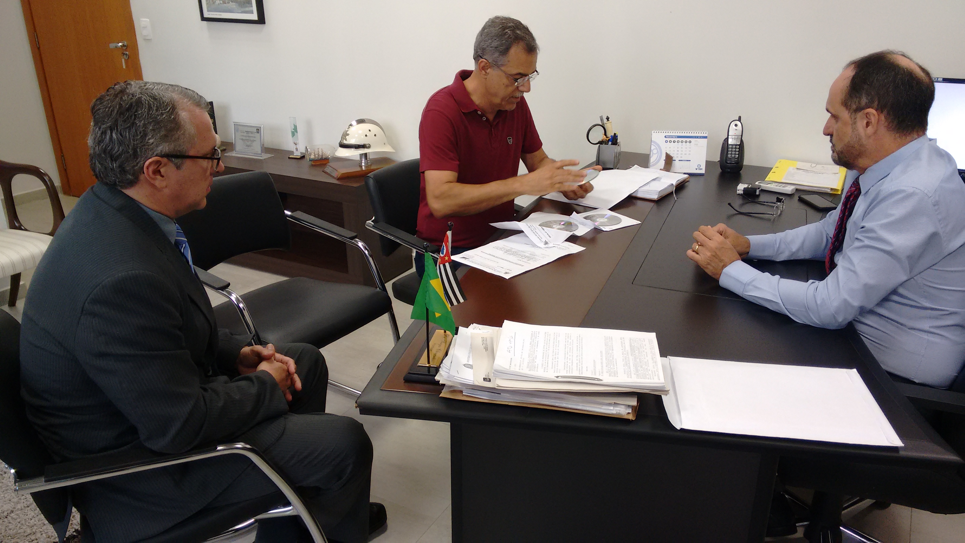 Vereadores Renato Pupo e Pedro Roberto entregaram relatório da CEI do lixo ao promotor Sérgio Clementino