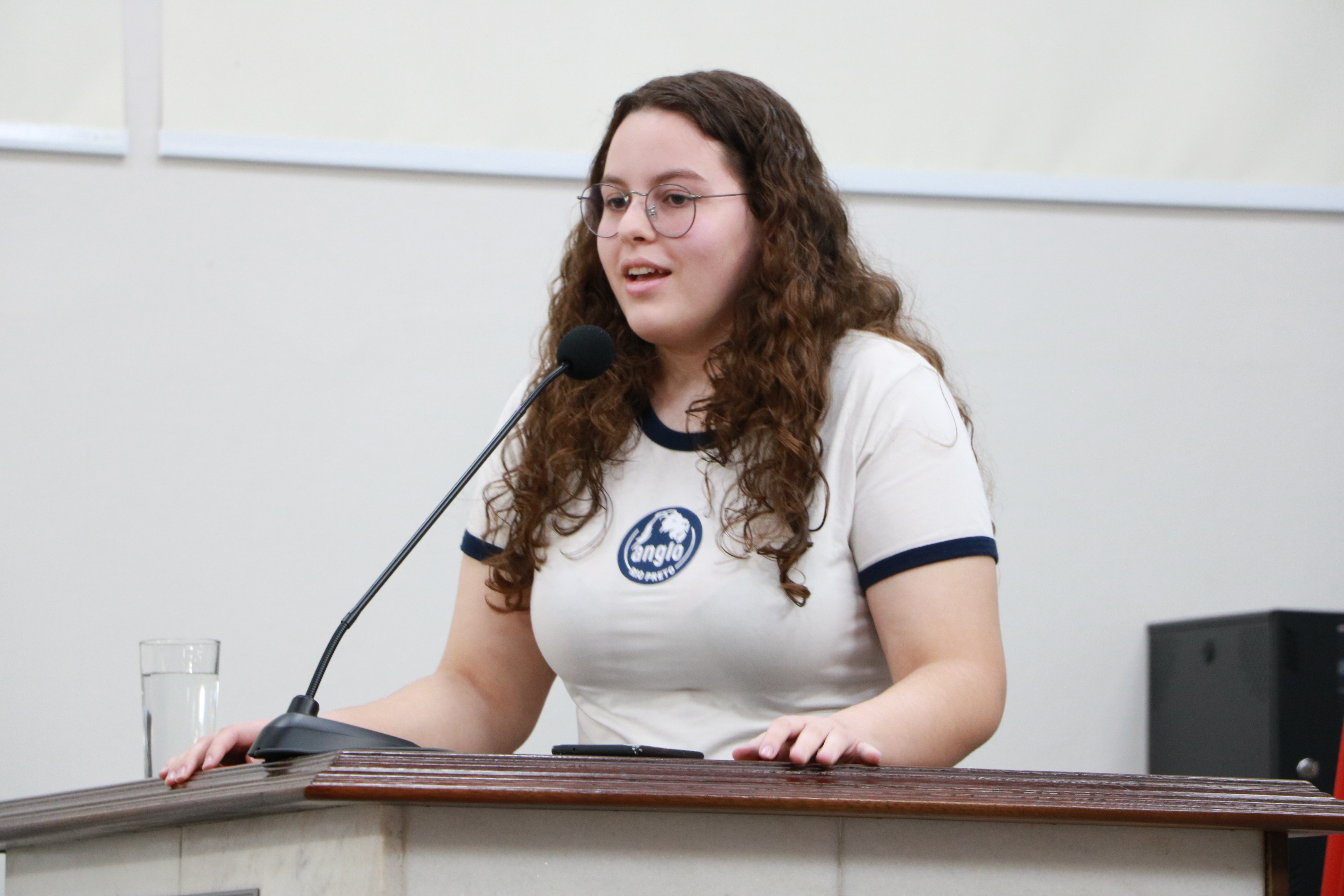 Vereadora jovem fala da importância de mês de orgulho LGBTQIAPN+