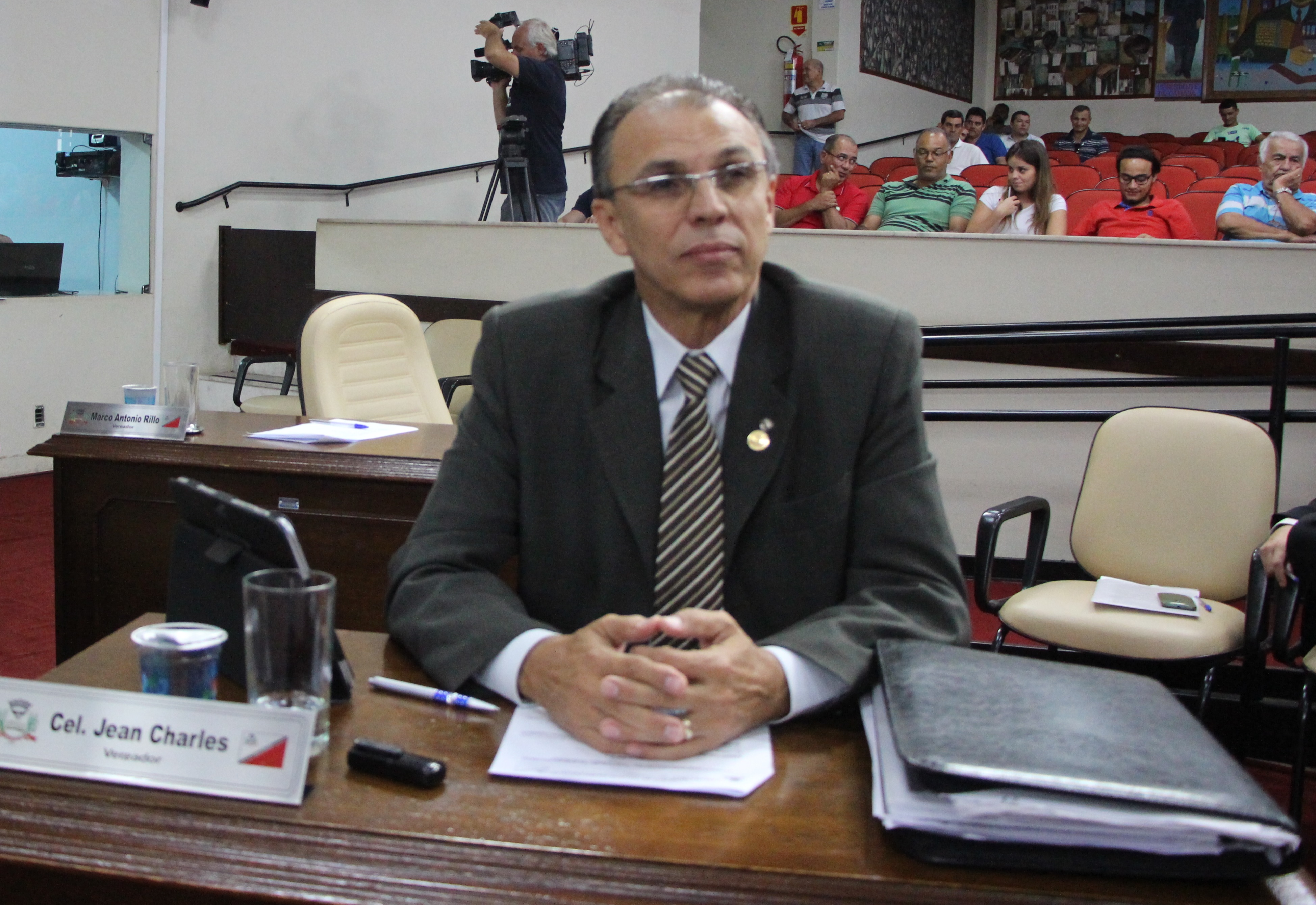 Jean Charles alegou ser "tradição" sessão de posse pela manhã