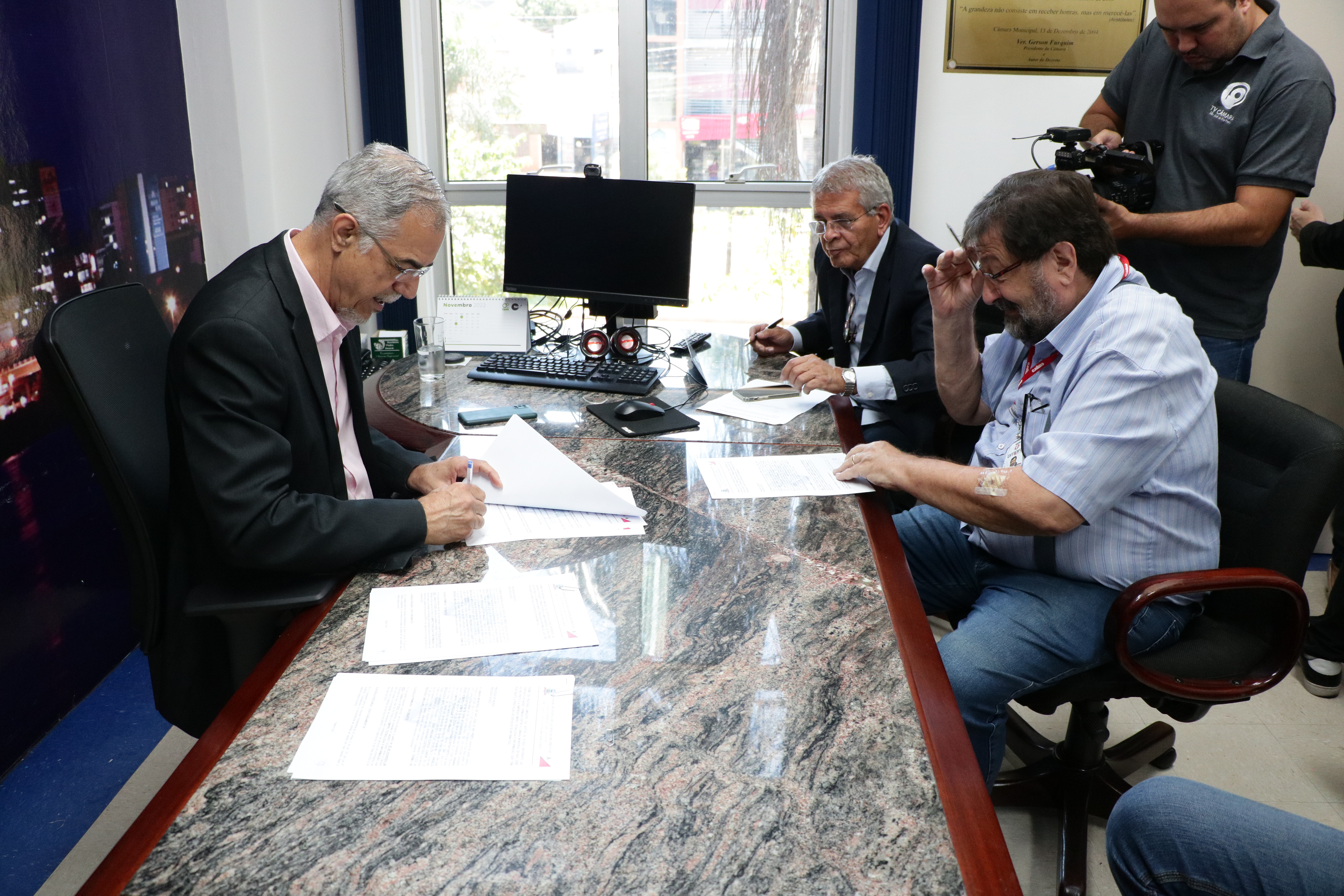 Presidente da Câmara com representantes da Empro na assinatura do contrato: "Serviço mais ágil e de qualidade para a população"