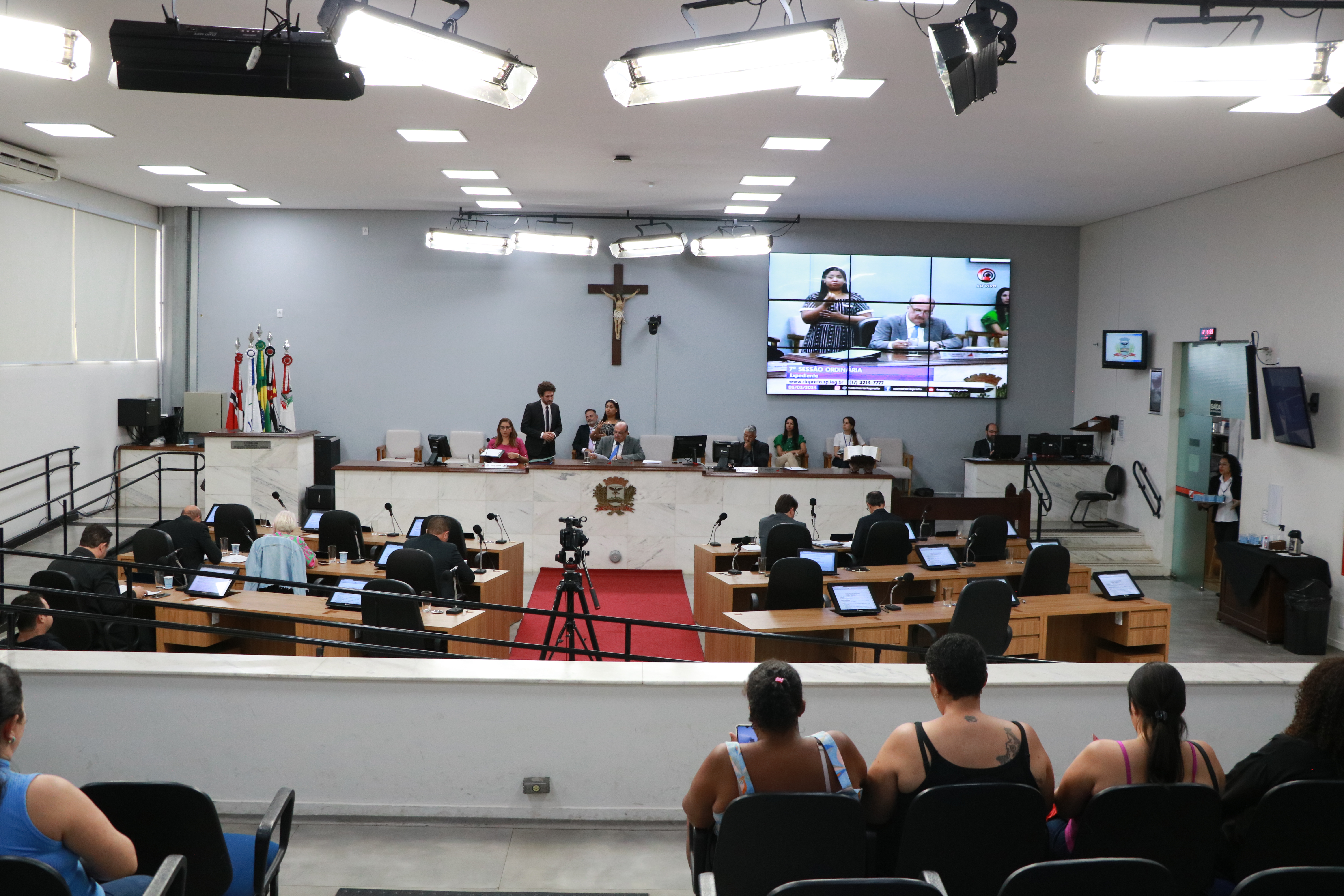 Sessão tem sete projetos na pauta; três estão em regime de urgência