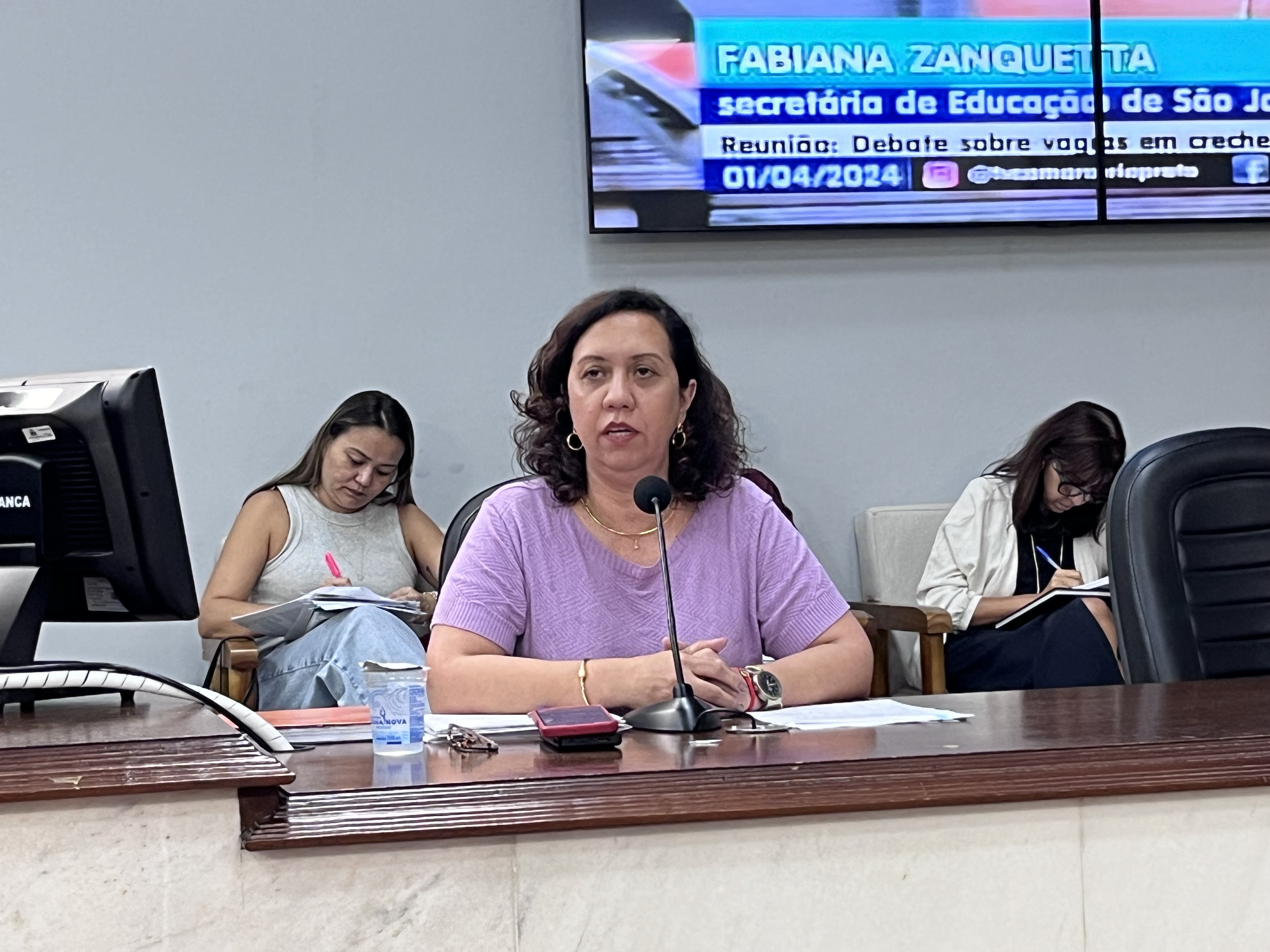 Secretária de educação respondeu a questionamentos da Comissão de Defesa da Cidadania, pais e professores presentes