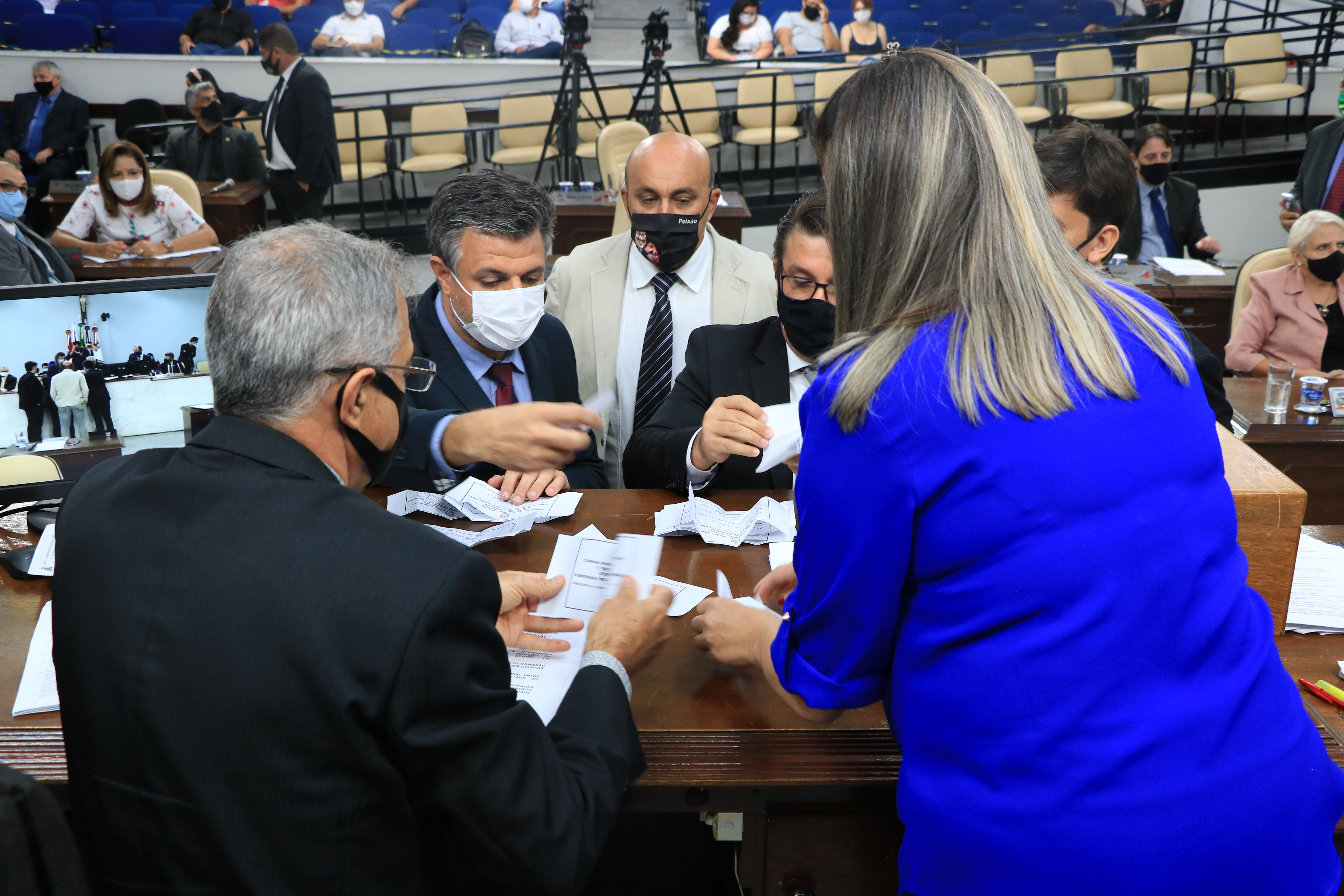 Vereadores durante apuração de votos para escolha de integrantes das comissões