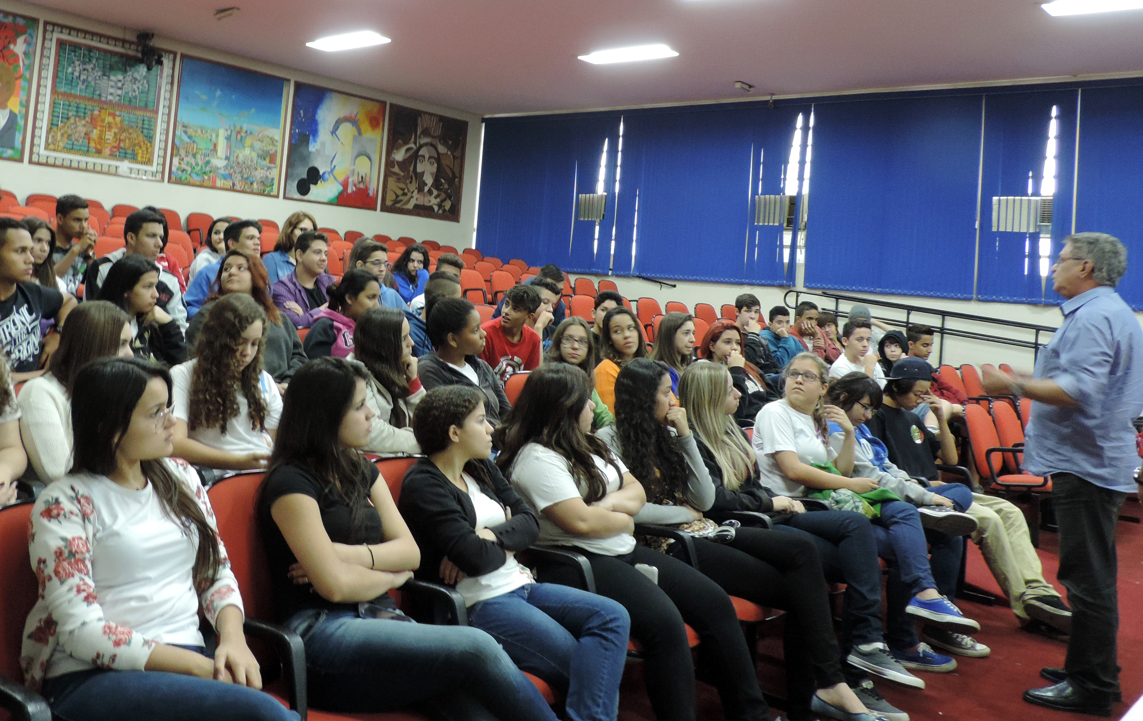 Adolescentes foram recepcionados no Plenário da Câmara