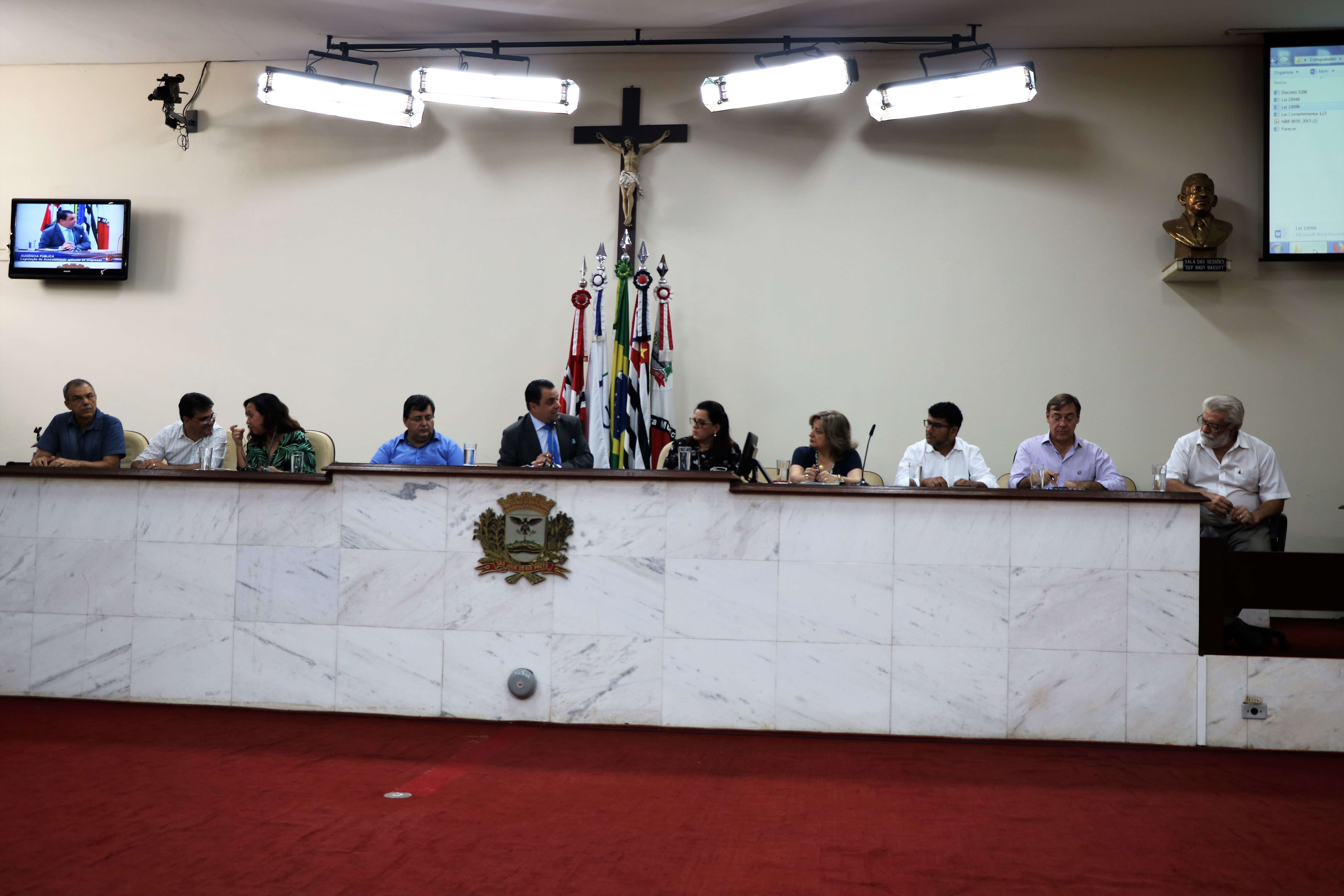 Mesa da audiência foi composta por vereadores, representantes de secretarias e órgãos de classes