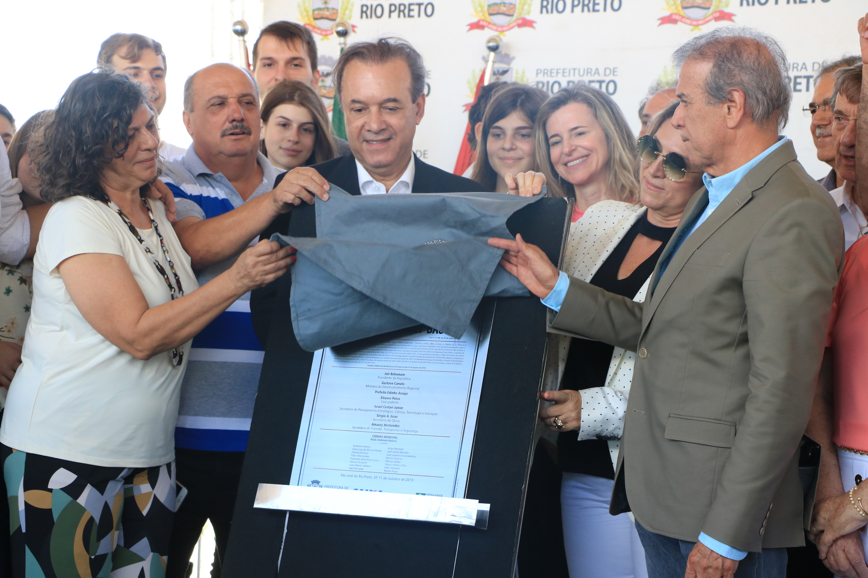 Edinho, vereadores, autoridades e familiares de Yolanda Bassitt durante inauguração da obra