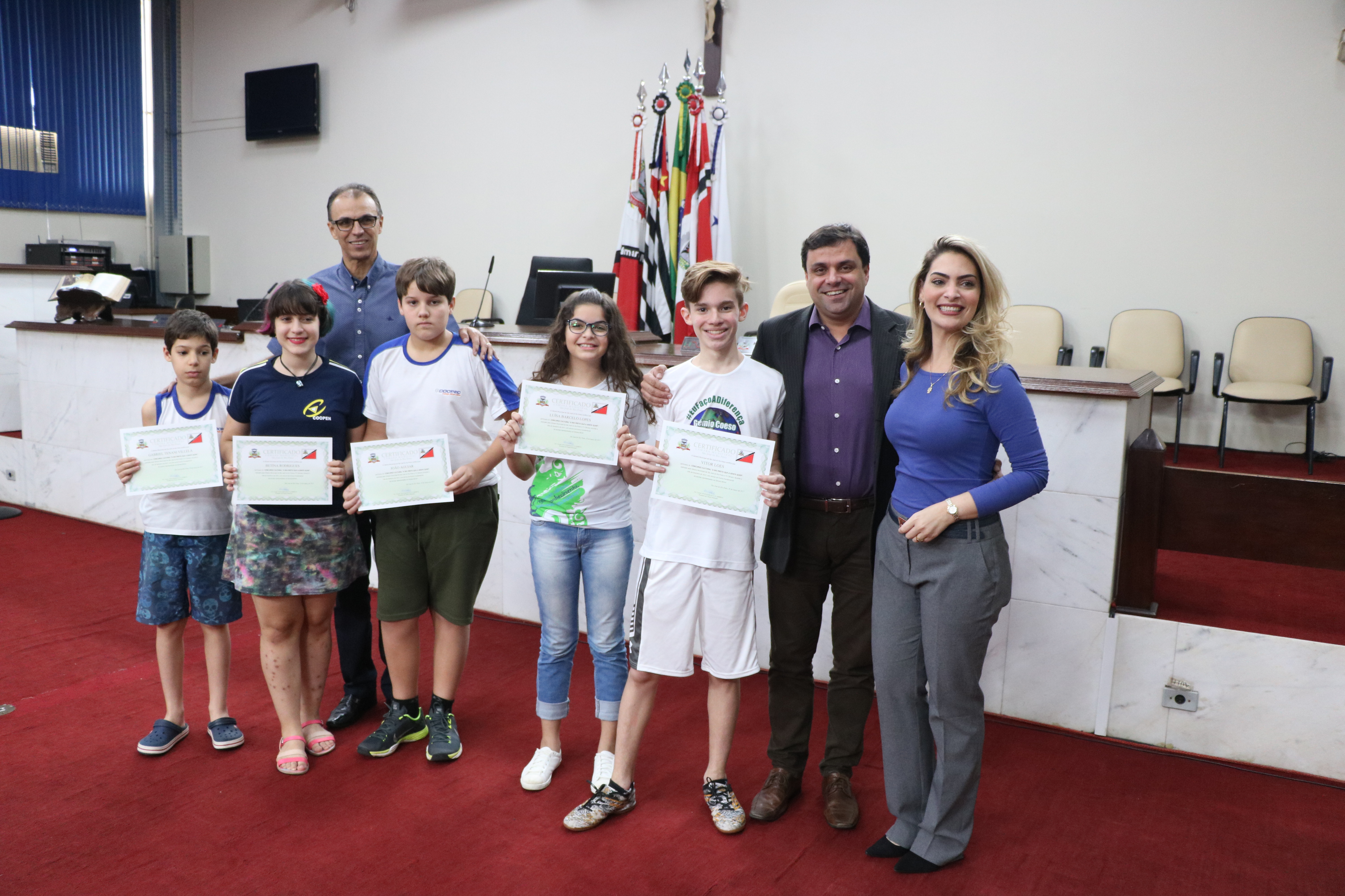 Vereadores entregam certificados e DVDs a finalistas de concurso cultural