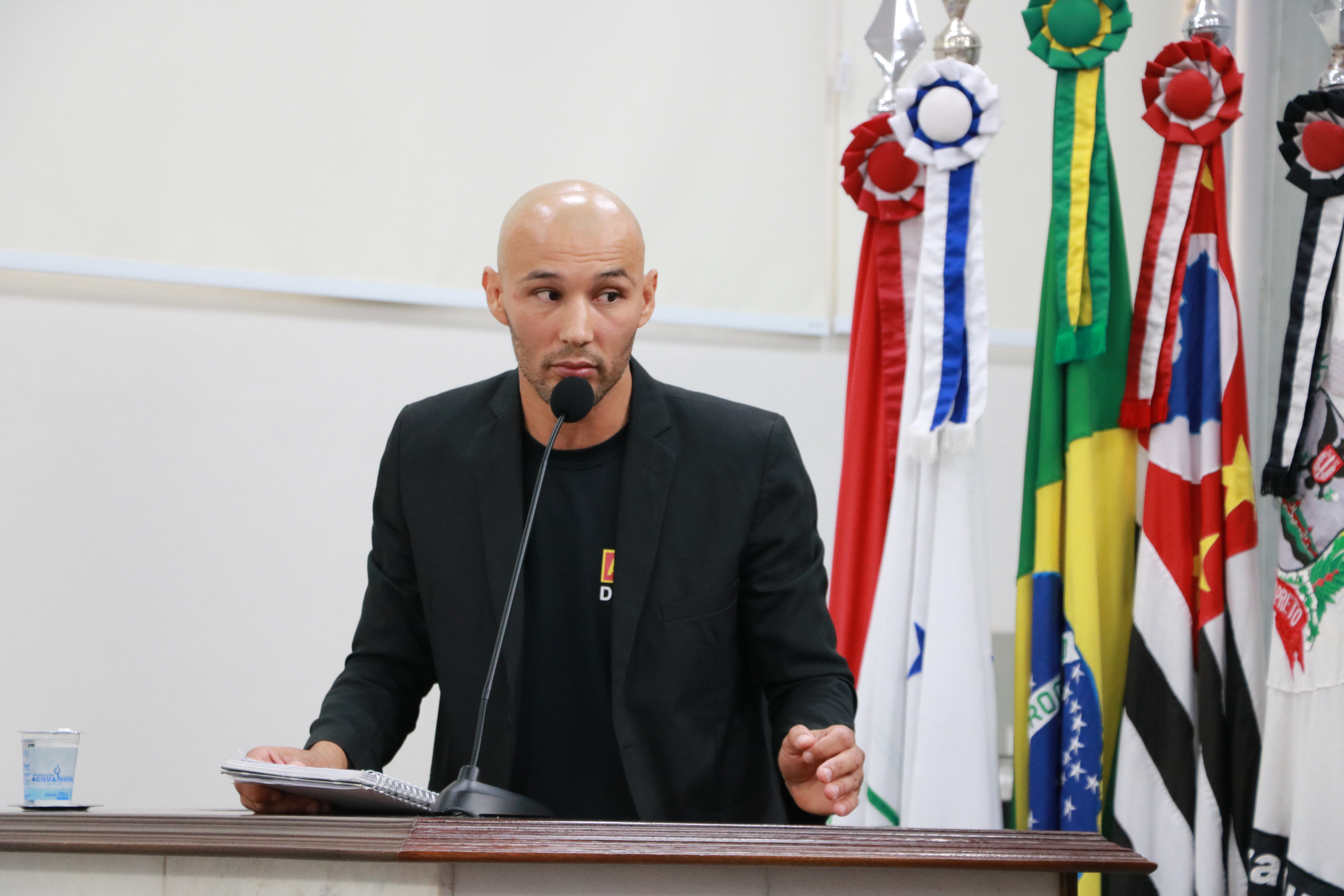 José Wilson usou a tribuna para acusar condições precárias e salários defasados na Emurb