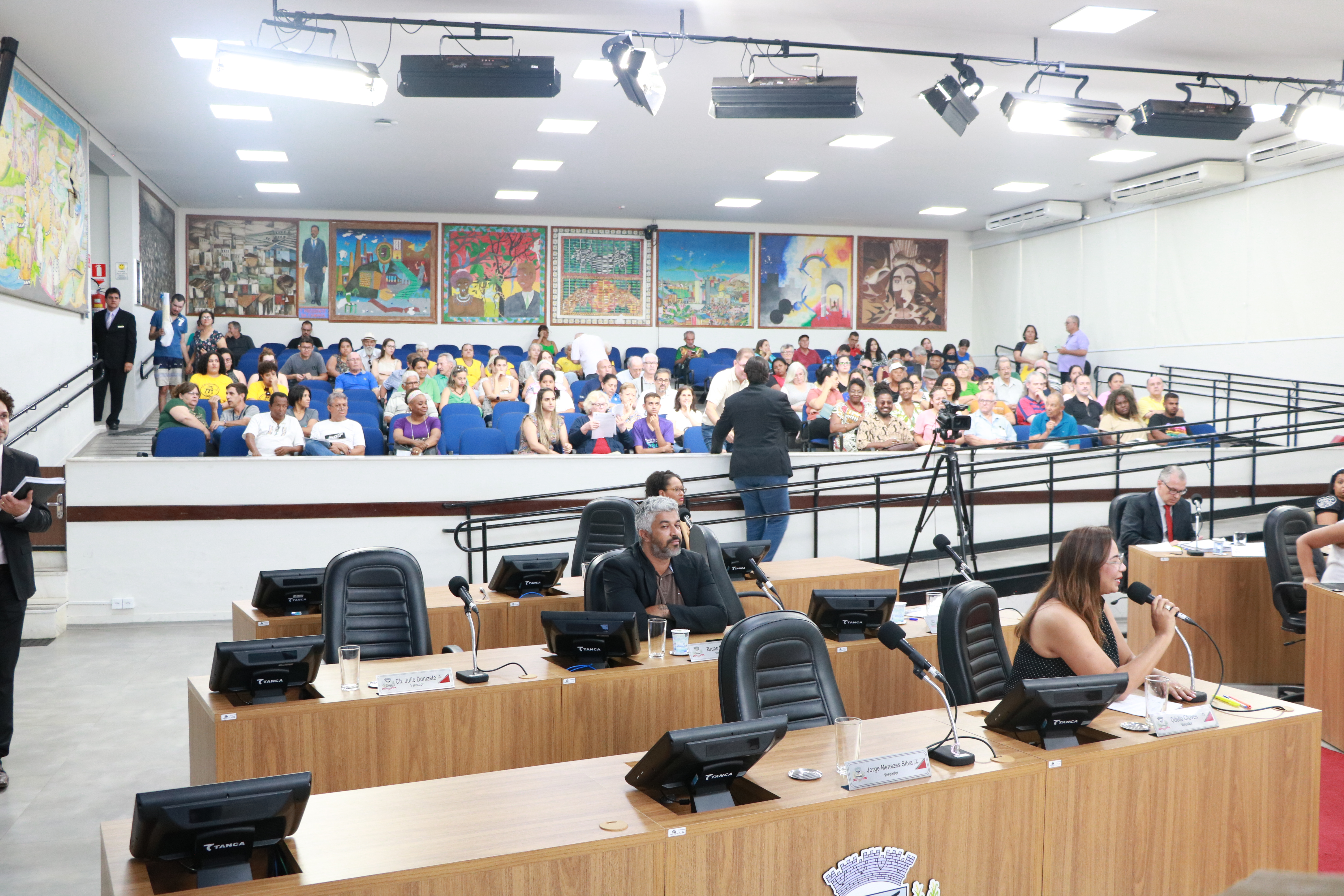 População ocupou a galeria para acompanhar as votações