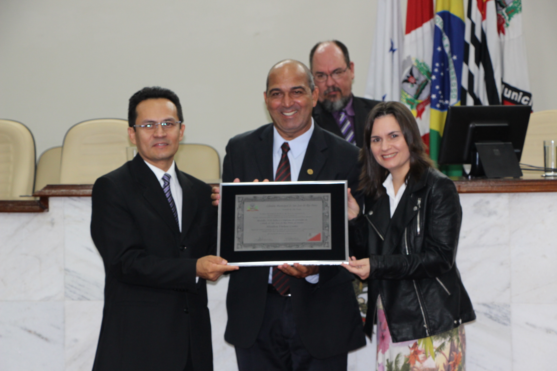 Pastor Hirailton Corrêa recebe Diploma de Gratidão da Cidade das mãos do vereador Aparecido Carlos dos Santos