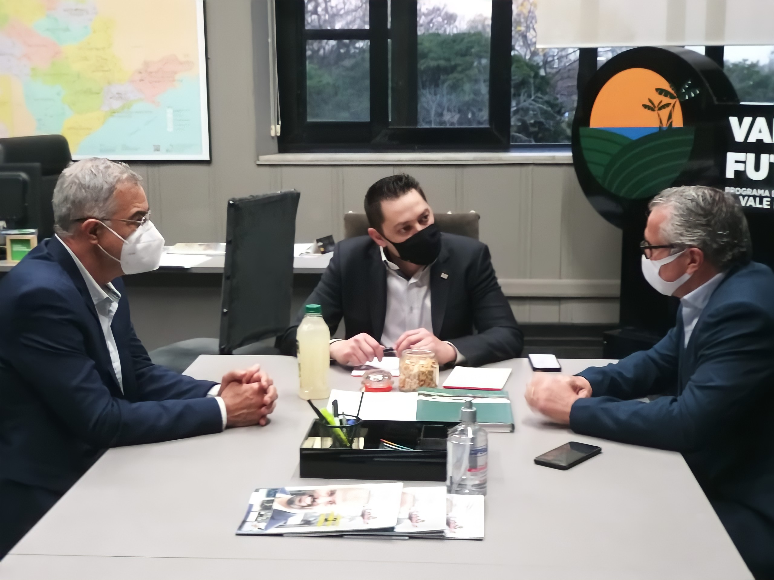 Pedro Roberto e Renato Pupo estiveram com o secretário de Desenvolvimento Regional do Estado de São Paulo, Marco Vinholi