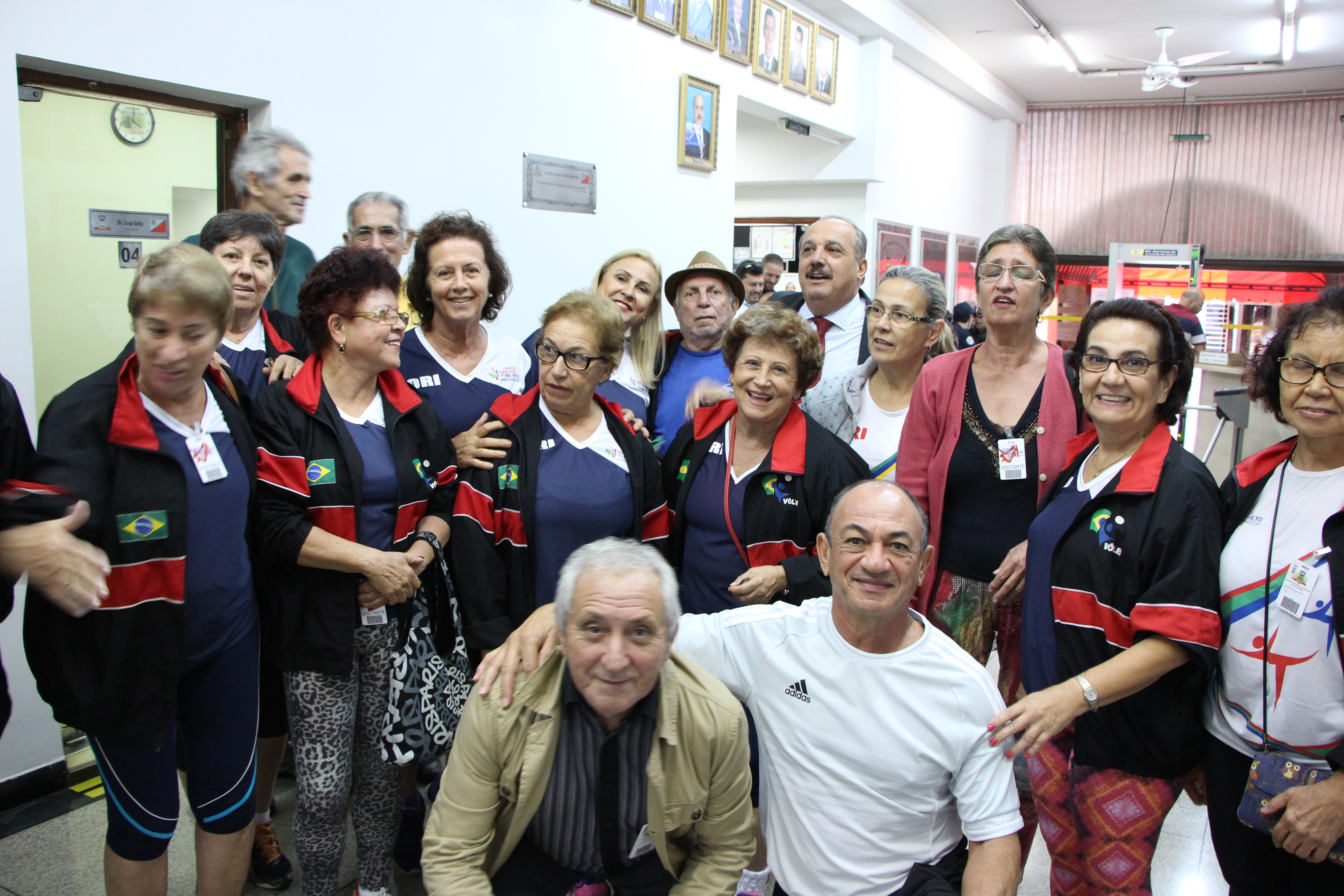 Representantes de associação da terceira idade comemoram projeto que dá utilidade pública à entidade