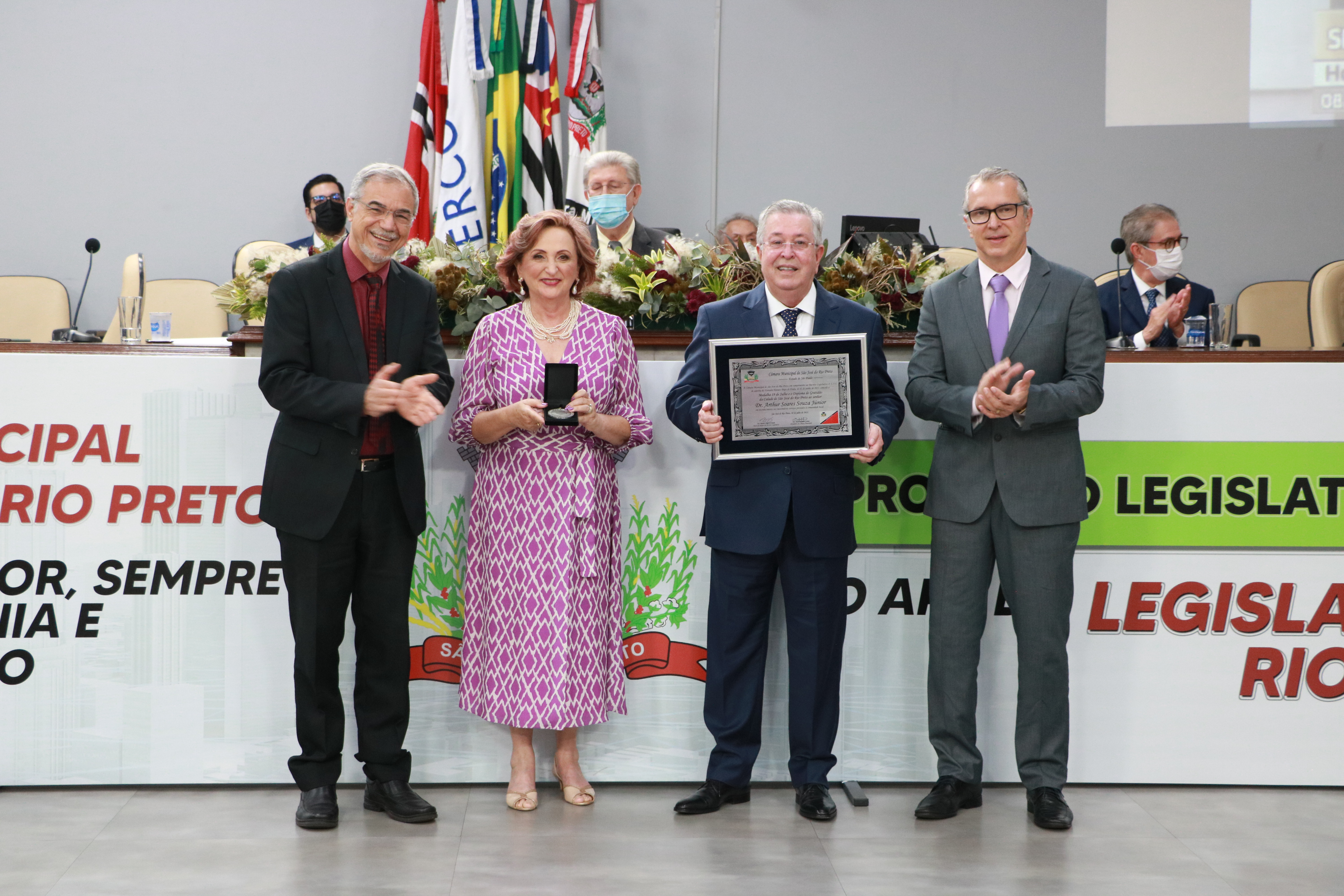Dr Arthur Soares recebe Medalha 19 de Julho e Diploma de Gratidão da Cidade das mãos do presidente Pedro Roberto e do veredor Renato Pupo, ao lado da esposa Lucilia