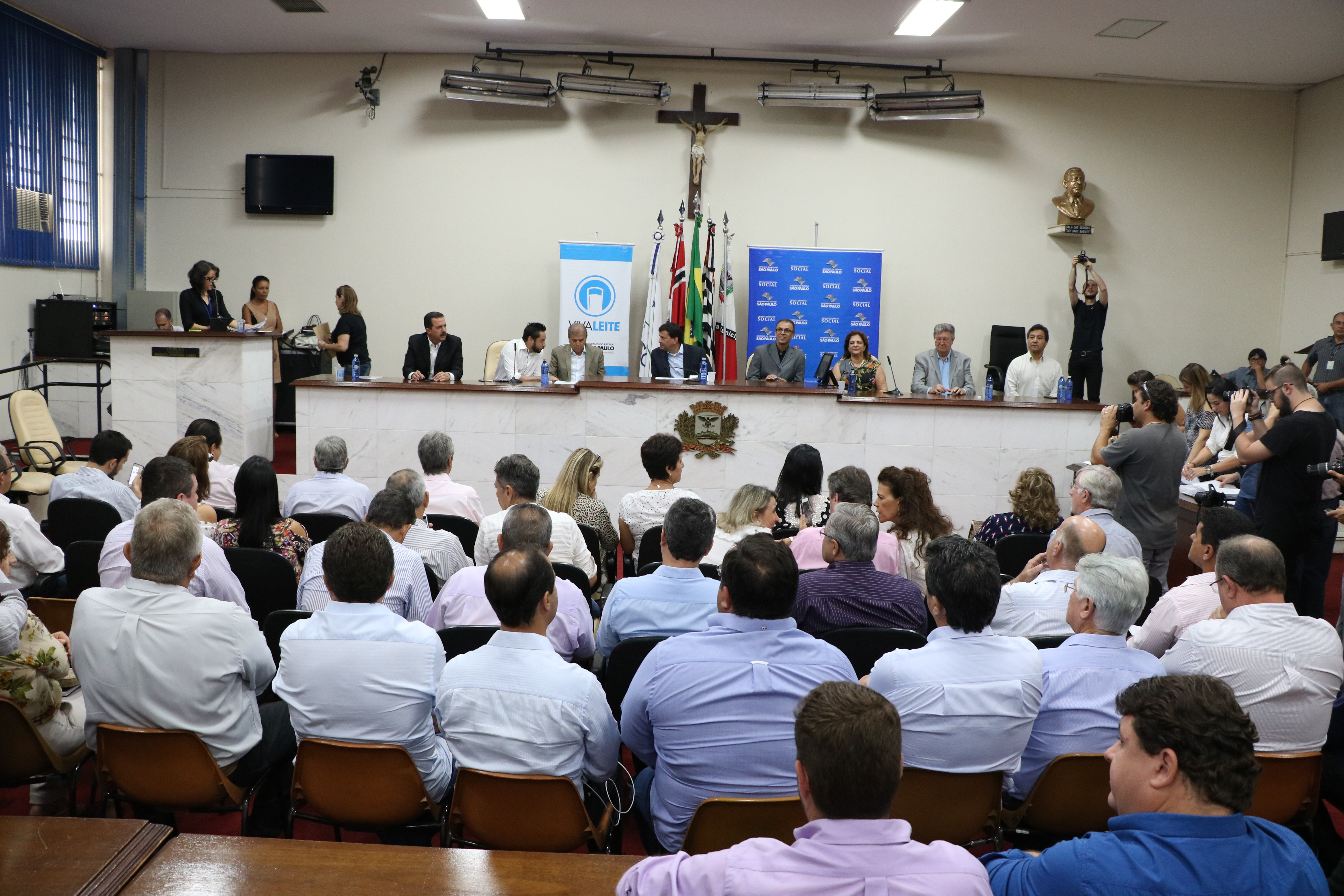 Prefeitos de toda região participaram de assinatura de convênios na Câmara de Rio Preto