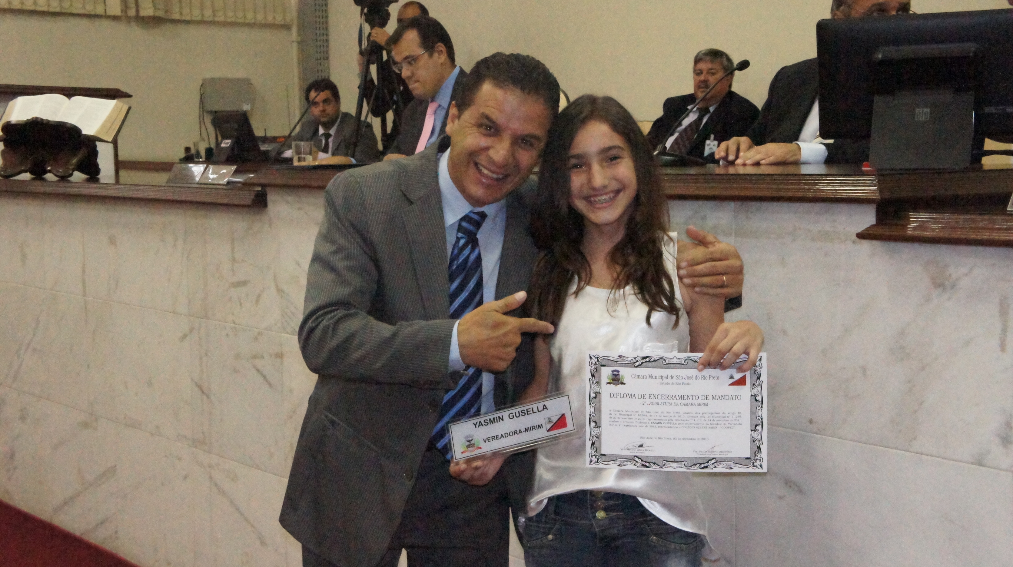 Os vereadores mirins receberam placas e diplomas pelo final da legislatura.