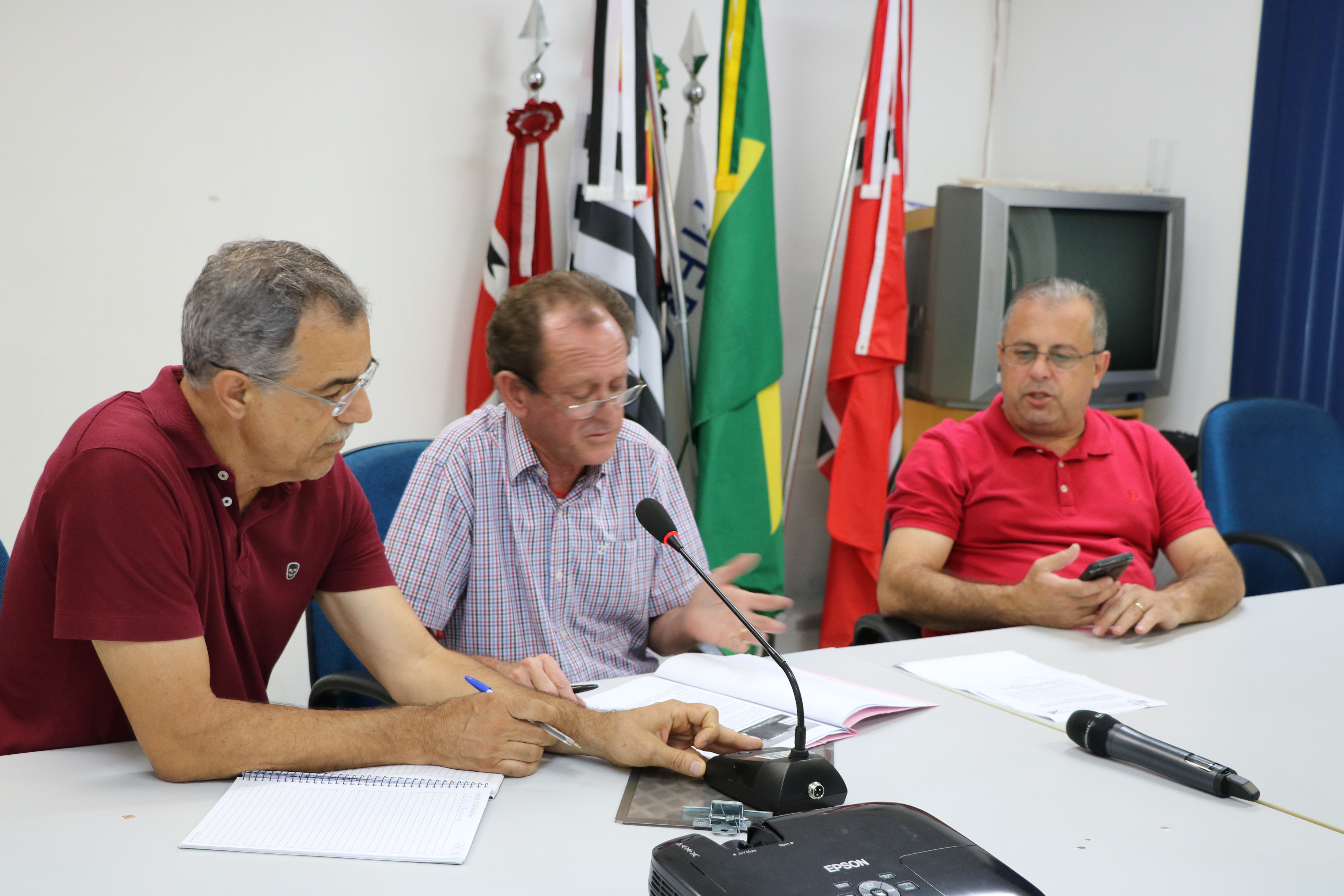 Vereadores da CEV do Semae durante reunião em que decidiram solicitar informações à autarquia