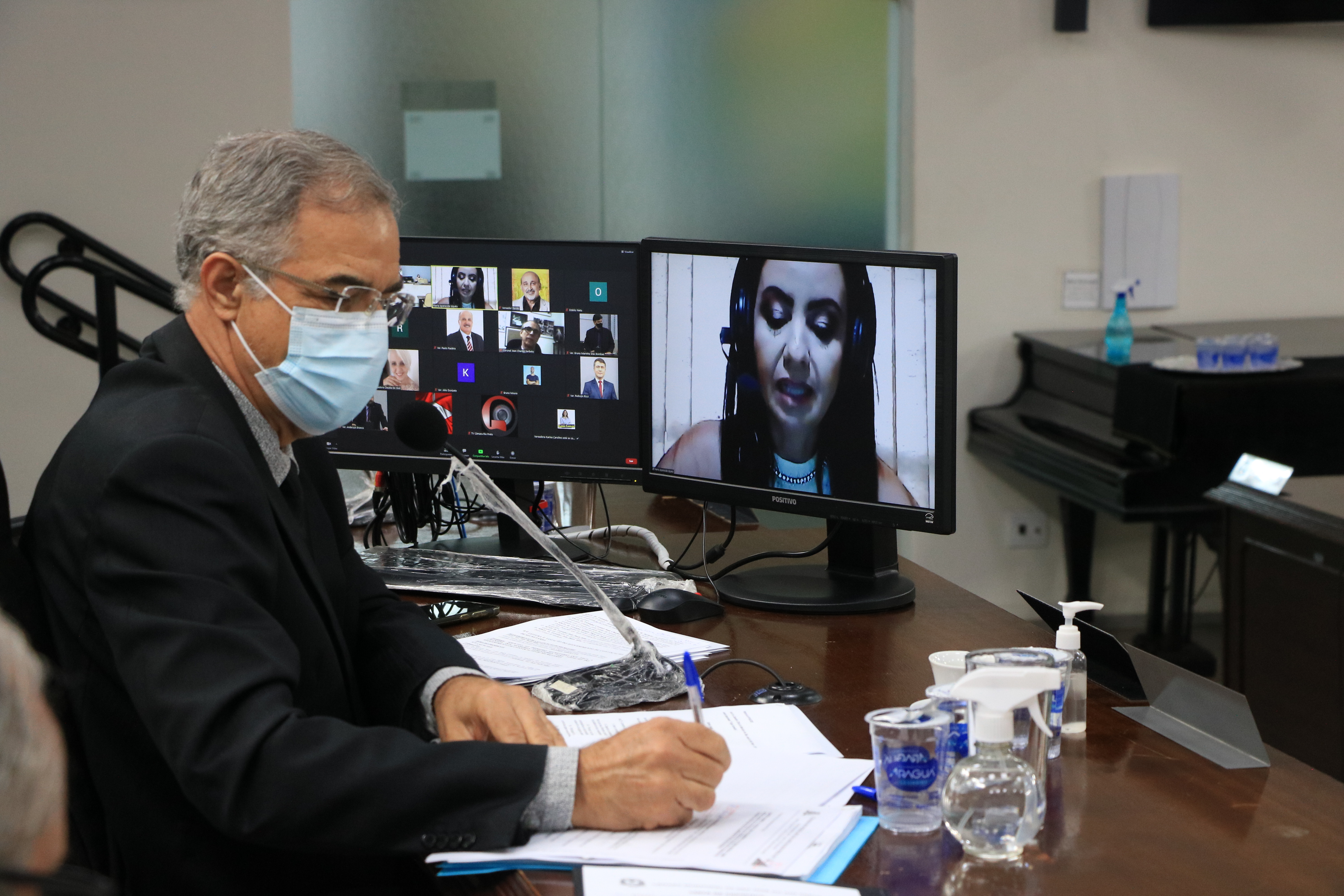 Presidente Pedro Roberto durante fala da representante do Vibrar com Parkinson