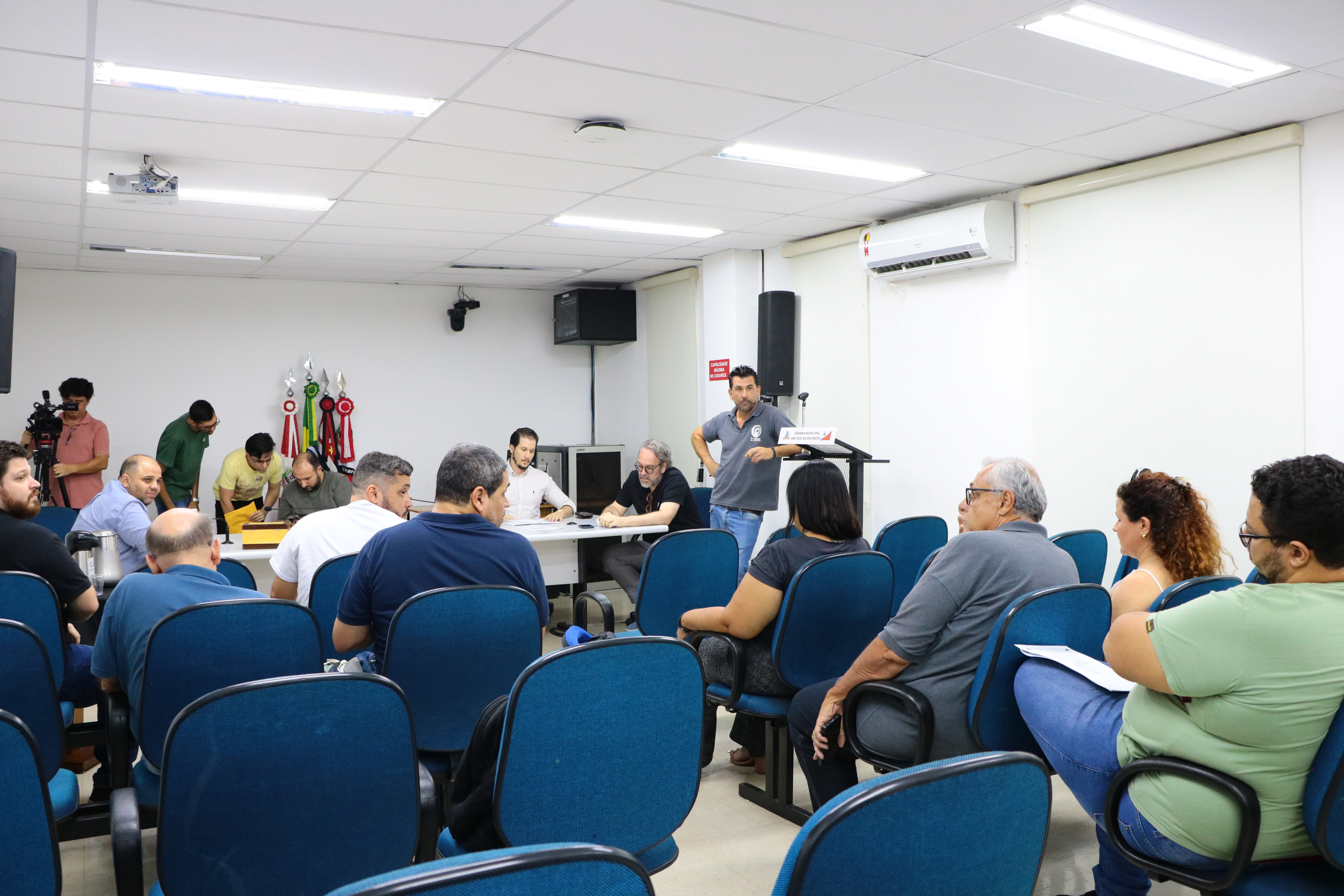 Reunião com representantes dos candidatos que definiu regras do debate e série de entrevistas