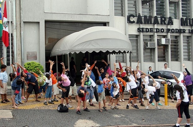 Crianças se exercitam no Dia do Desafio de 2012. Foto: TV TEM