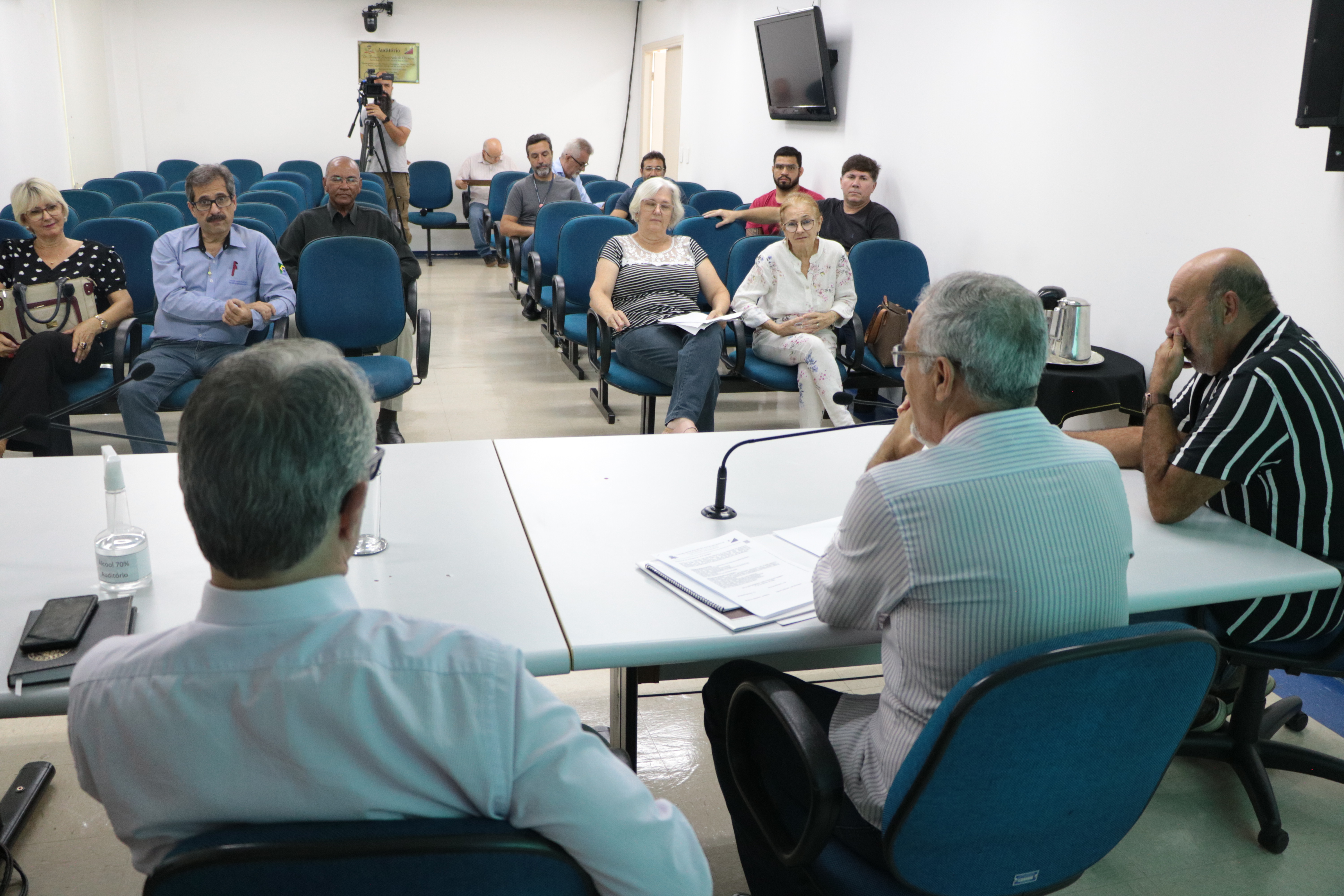 Comissão do Idoso se reúne com entidades para debater acolhimento de idosos