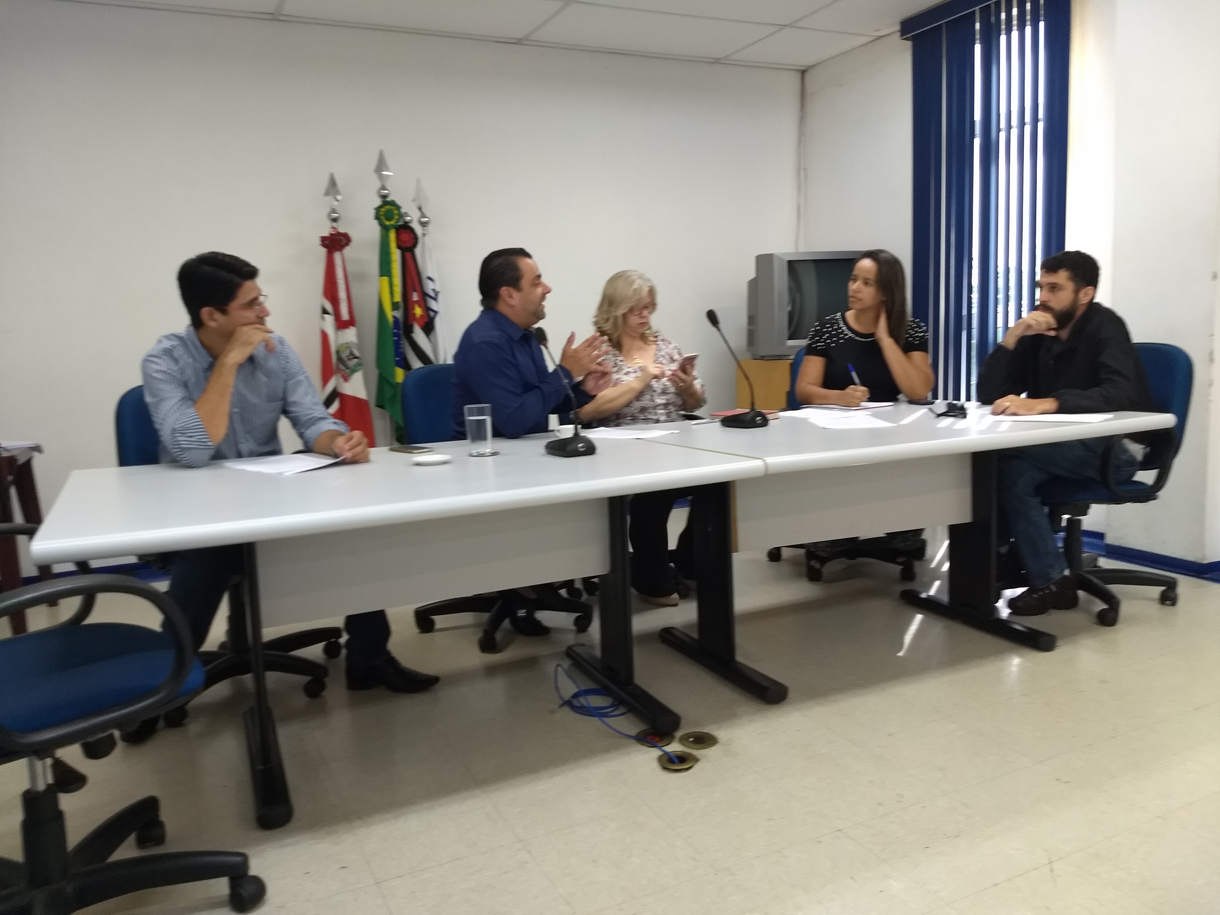 Dornelas e assessores reunidos para debater conclusão do relatório final