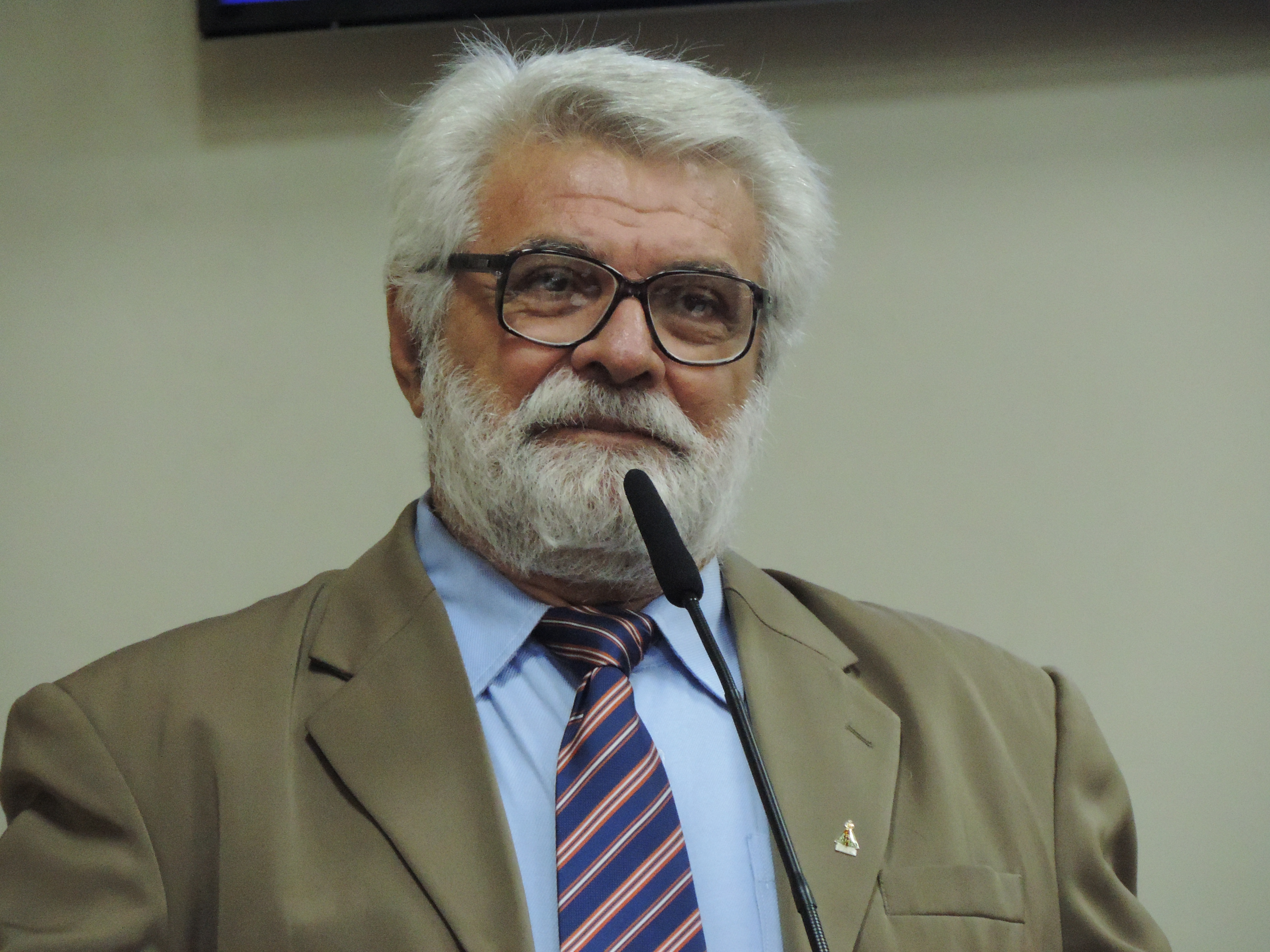 Rillo teve duas propostas vetadas: relação de farmácias e entrada de veículos em praças