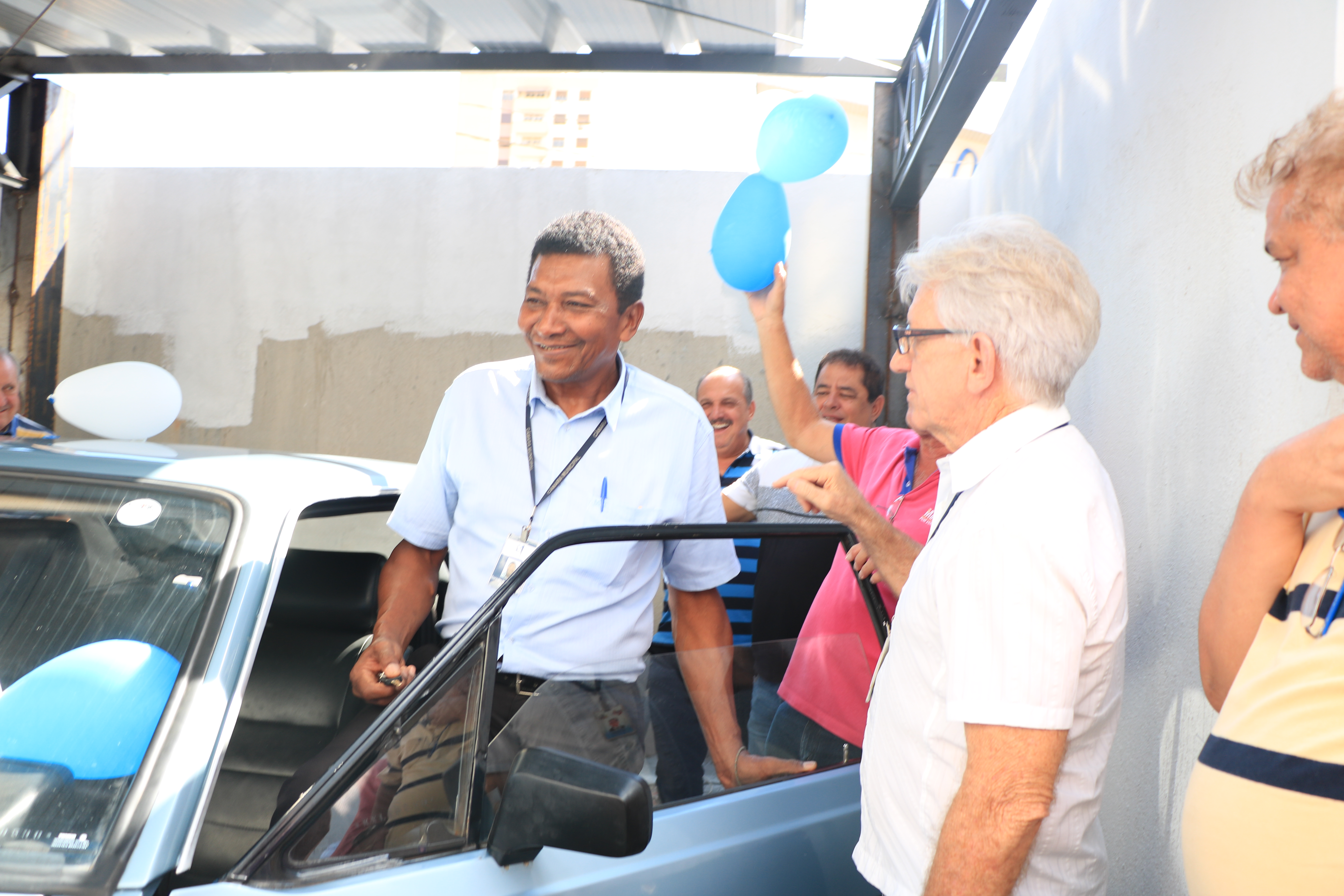 Dito recebe de colegas seu novo Corcel azul