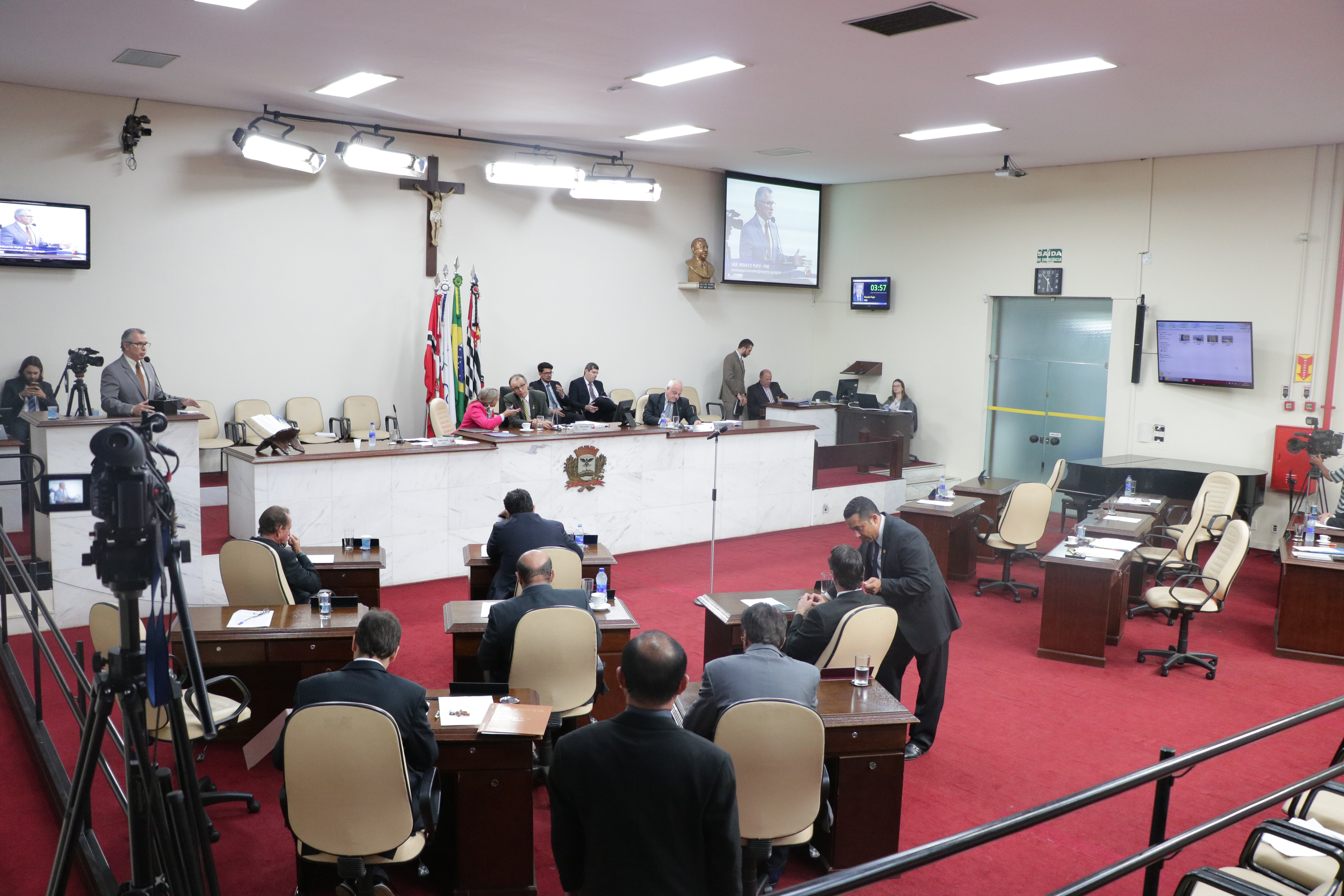 Sessão tem 13 itens na pauta, sendo três vetos do Executivo