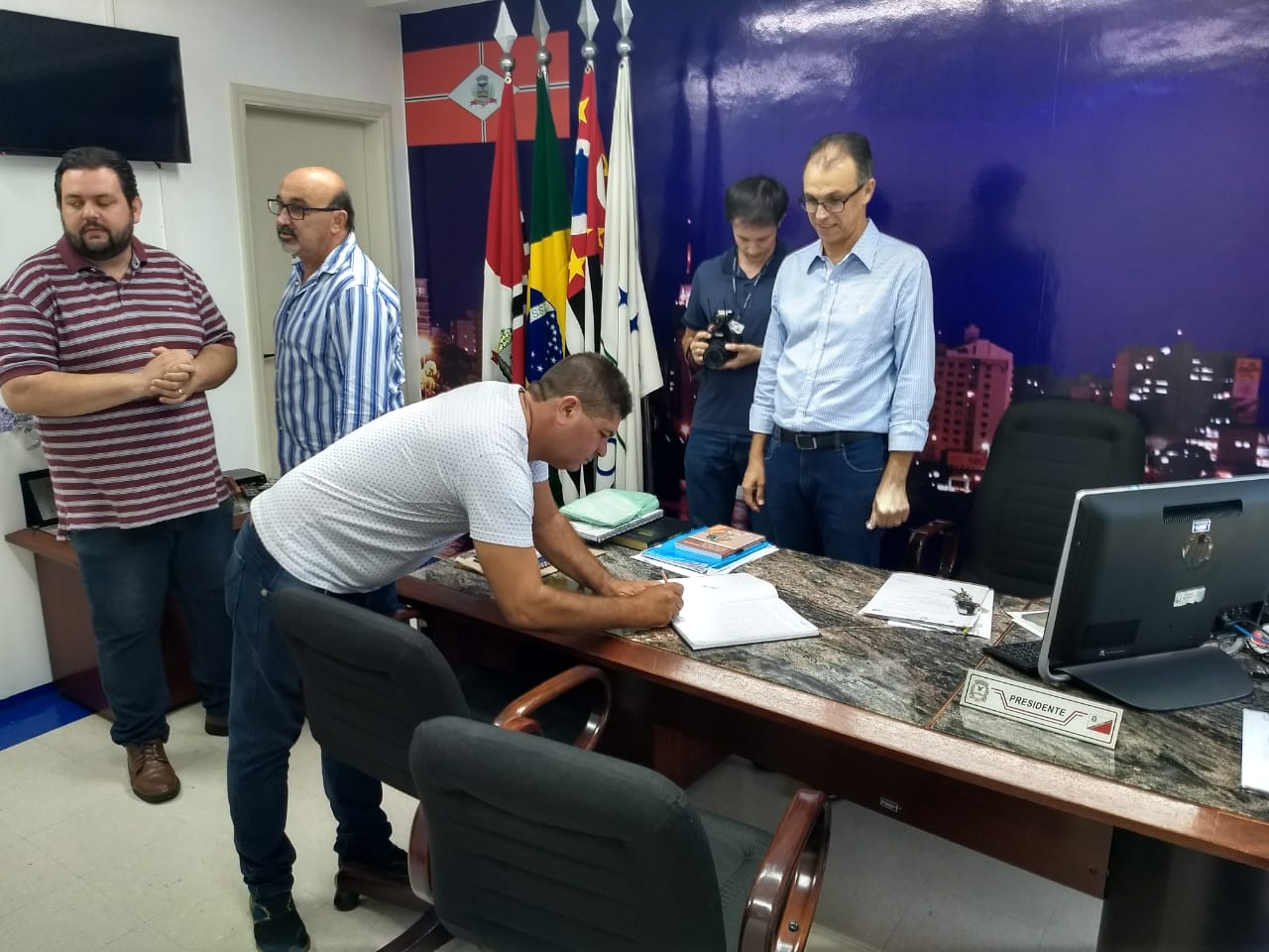 Rossini assina termo de posse como vereador