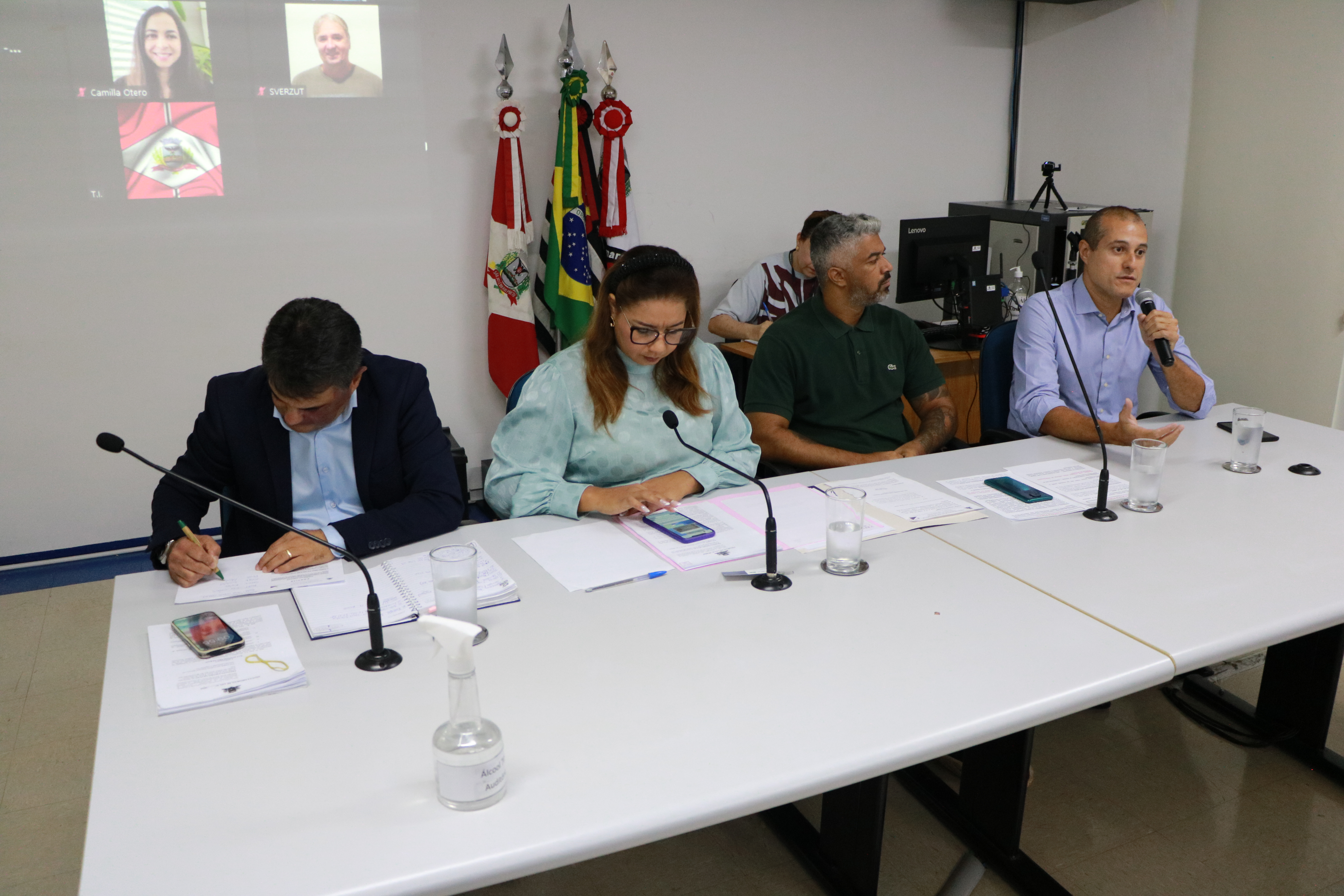 Representantes do Executivo e vereadores durante audiência do 5G