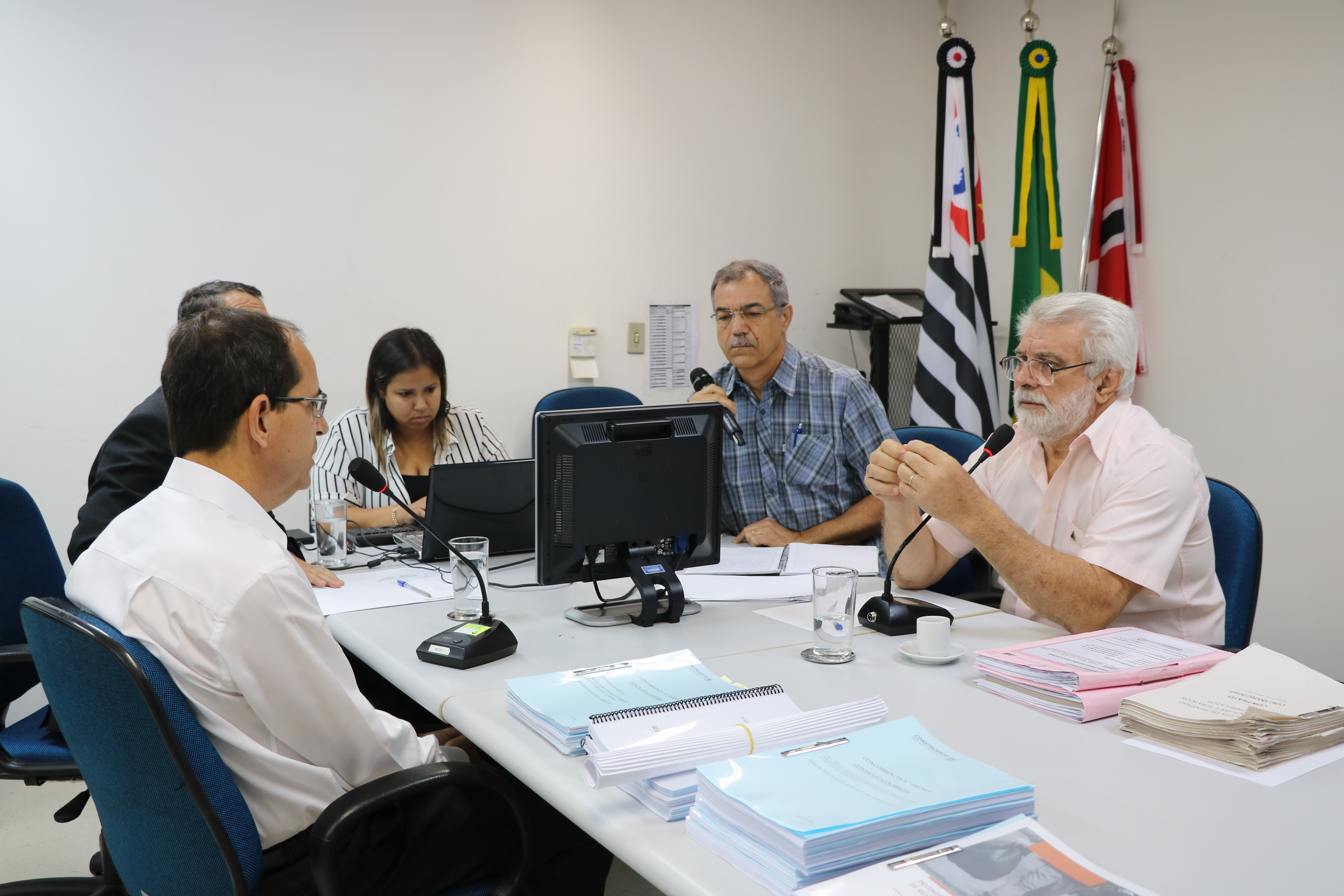 Engenheiro explicou aos vereadores execução dos contratos com a Prefeitura