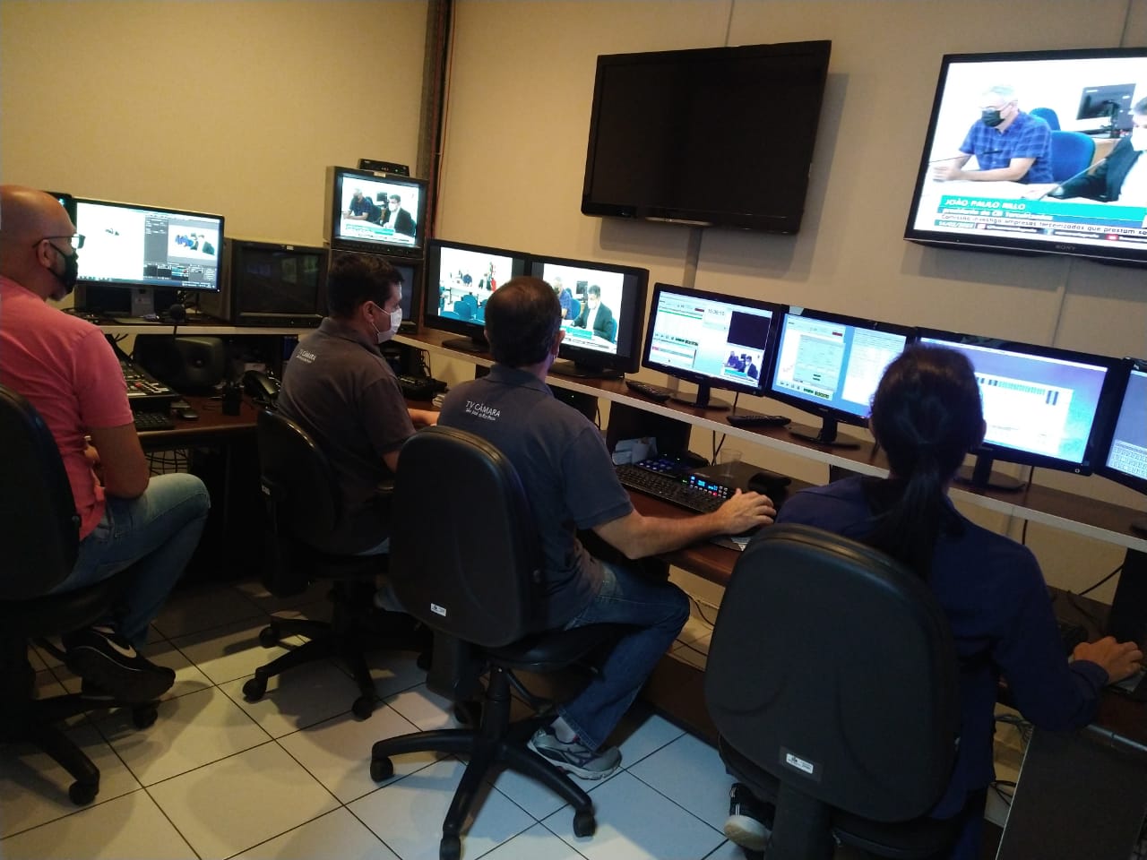 Equipe técnica na sala de operações e transmissão da TVC: 20 anos no ar