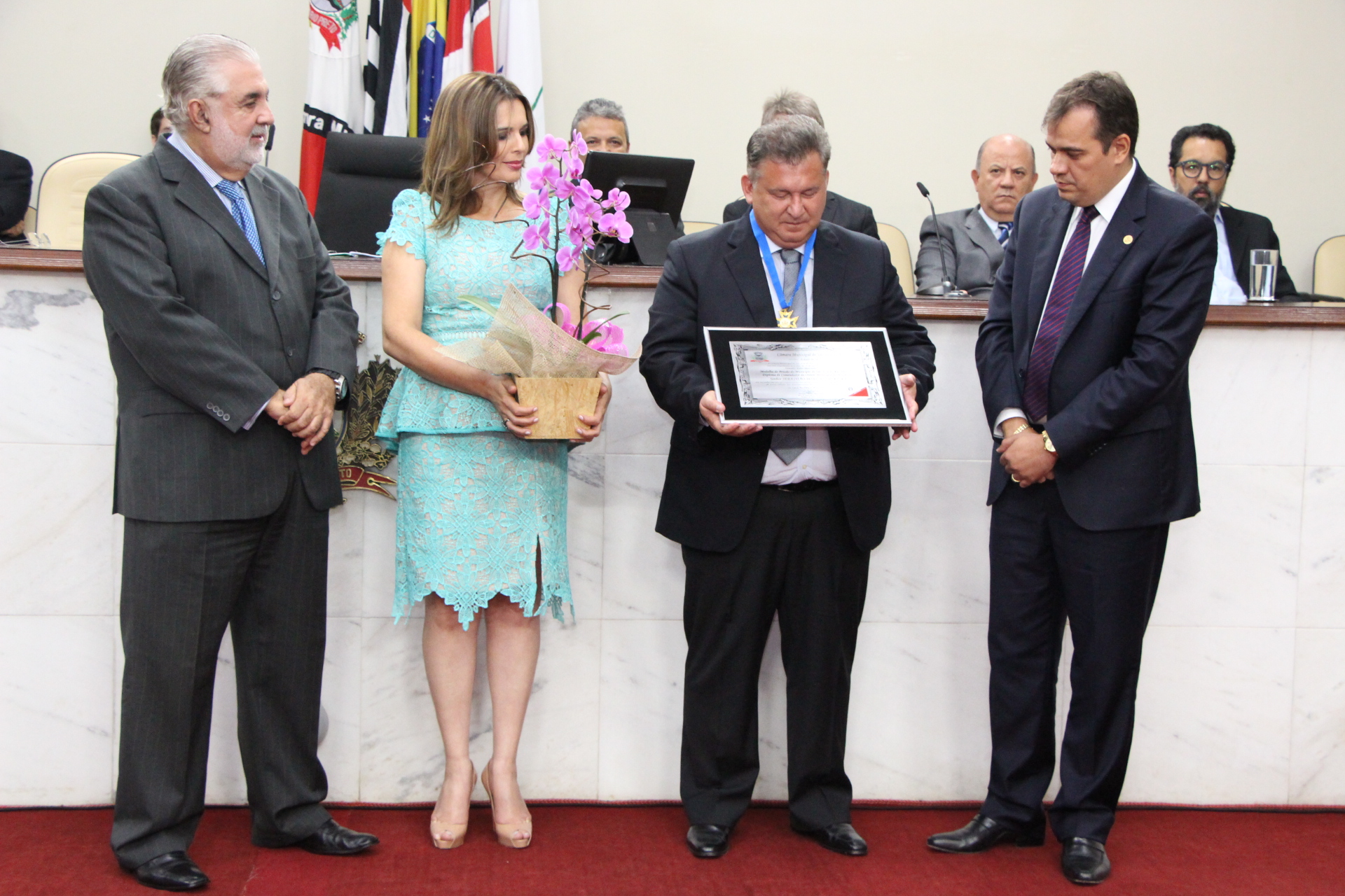 Medalha foi entregue pelo Prefeito e pelo Presidente da Câmara