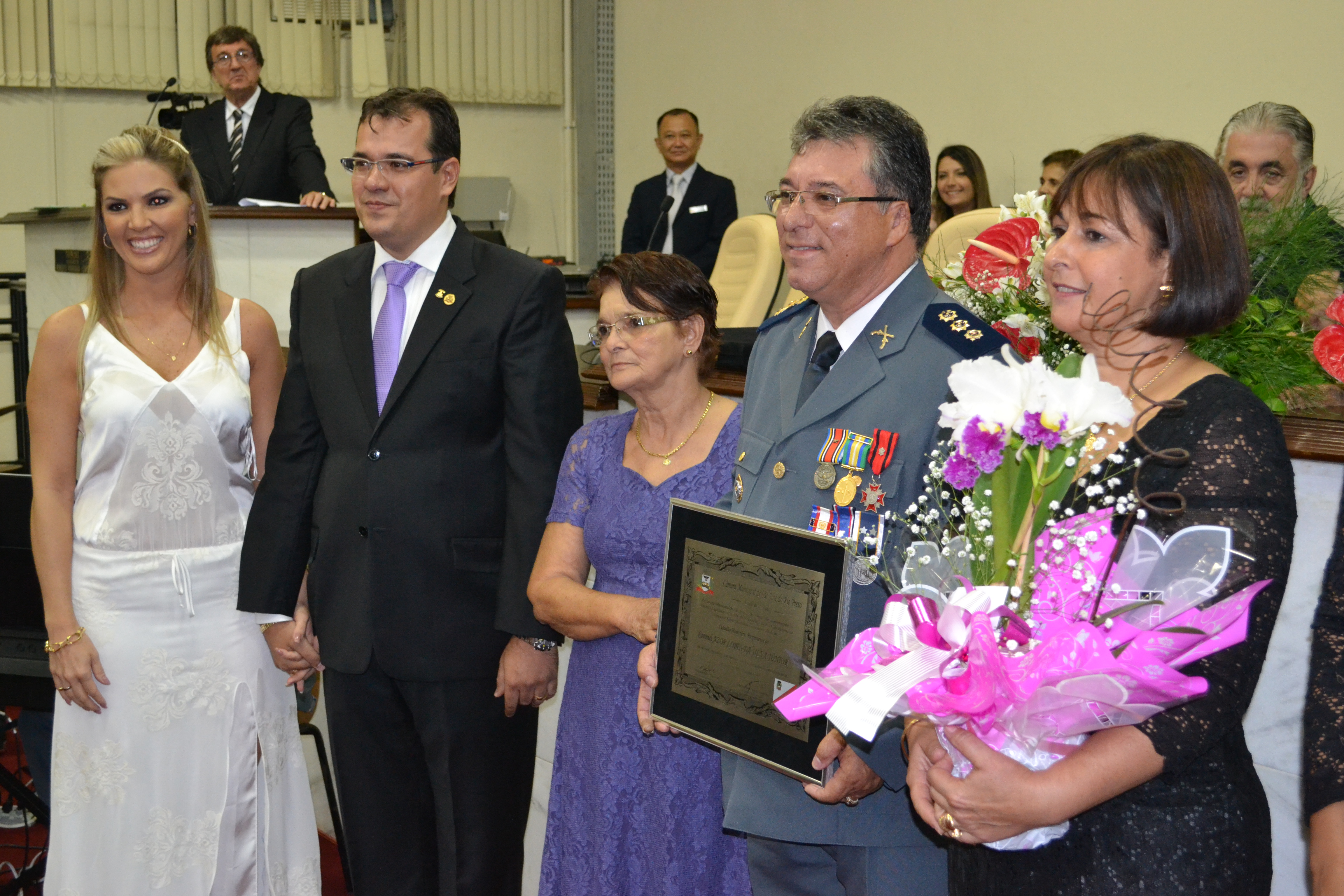 Placa foi recebida pelo homenageado em companhia da mãe e da esposa