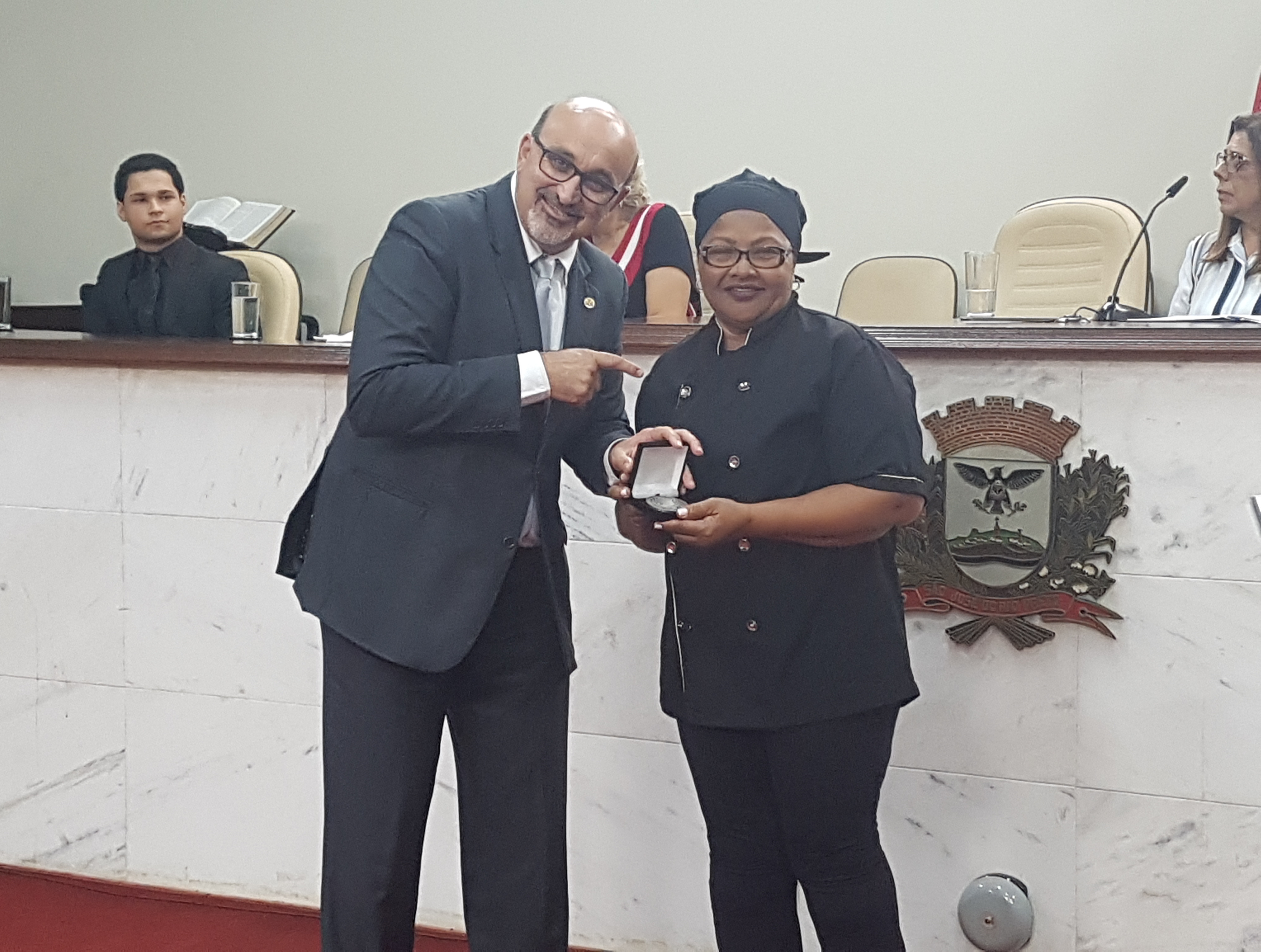 Homenageada é reconhecida por auxílios a entidades sociais