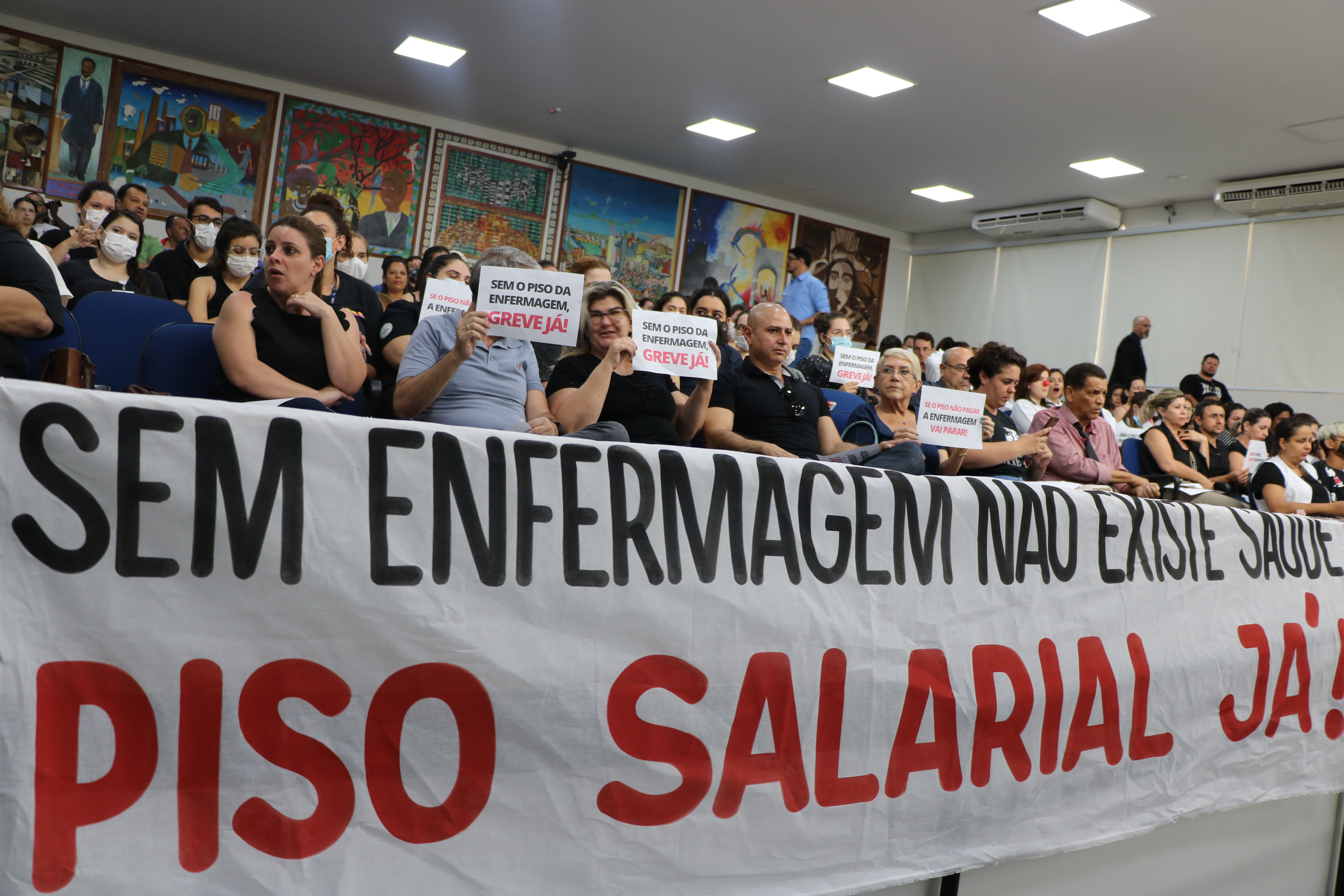 Profissionais da enfermagem fazem protesto na galeria durante sessão