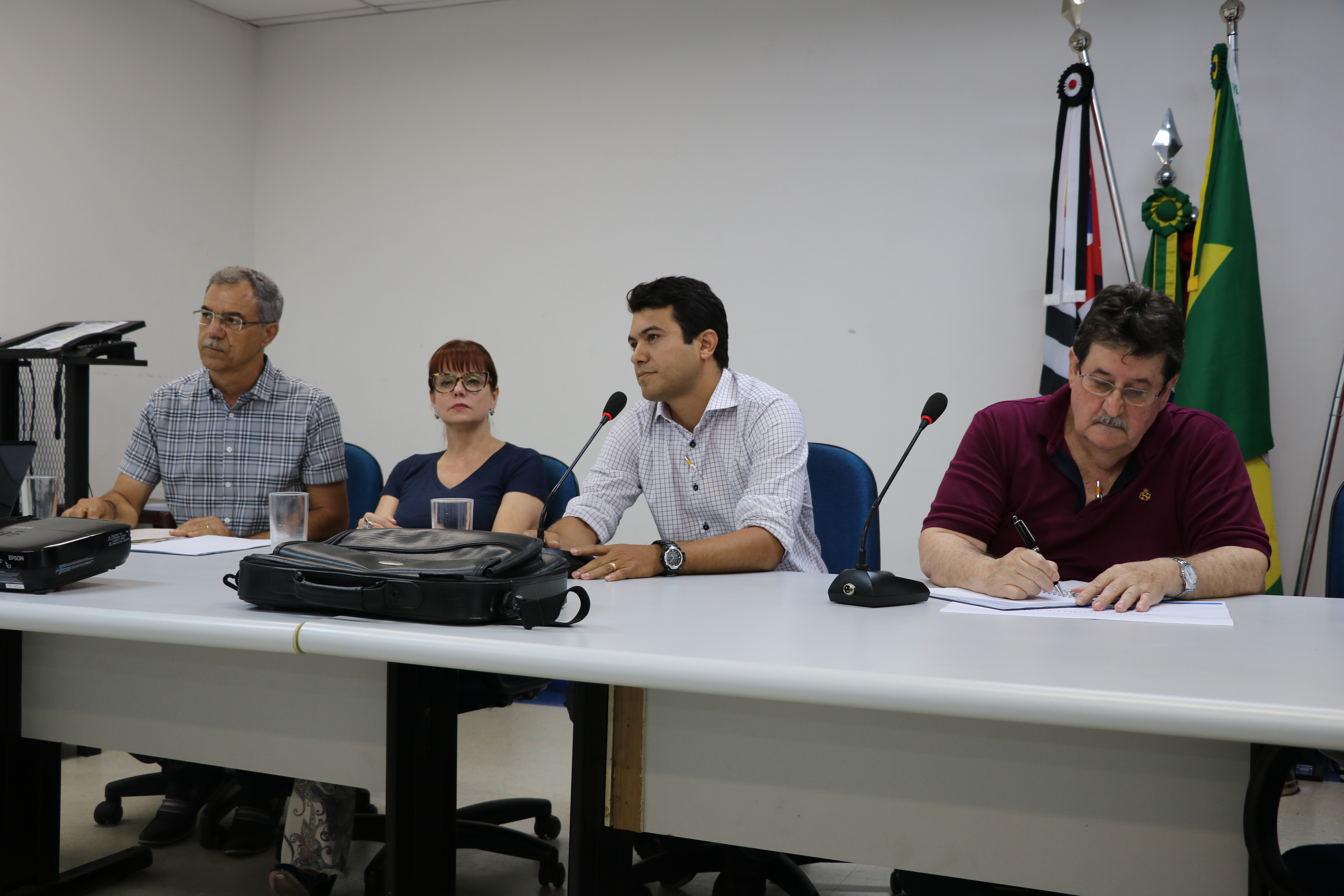 Vereador Pedro Roberto, secretária de Meio Ambiente, Kátia Penteado, engenheiro Gilberto Pereira Jr, da Secretaria de Obras, e superintendente do Semae, Nicanor Batista Jr
