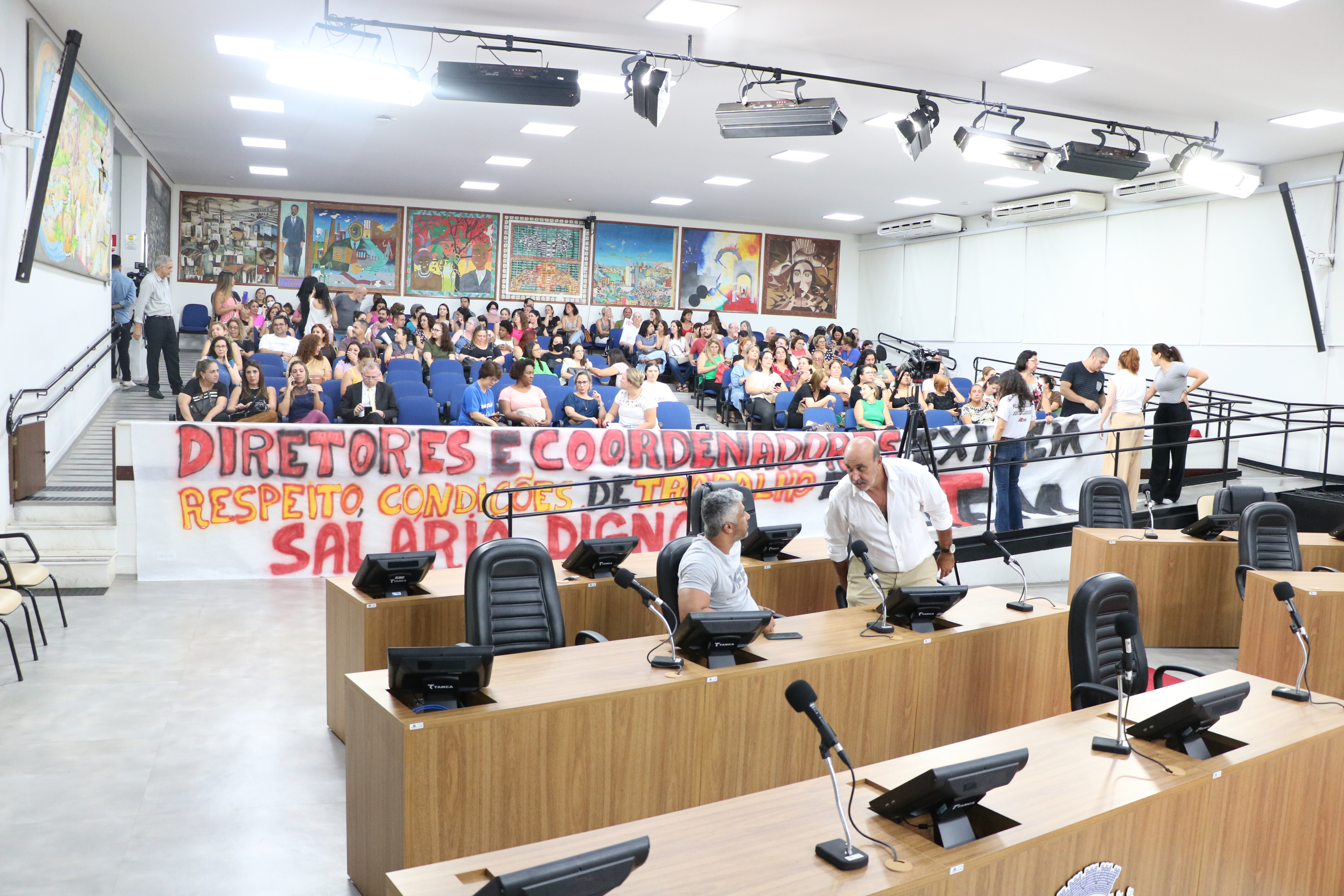 Audiência lotou galeria da Câmara de mães e profissionais da Educação